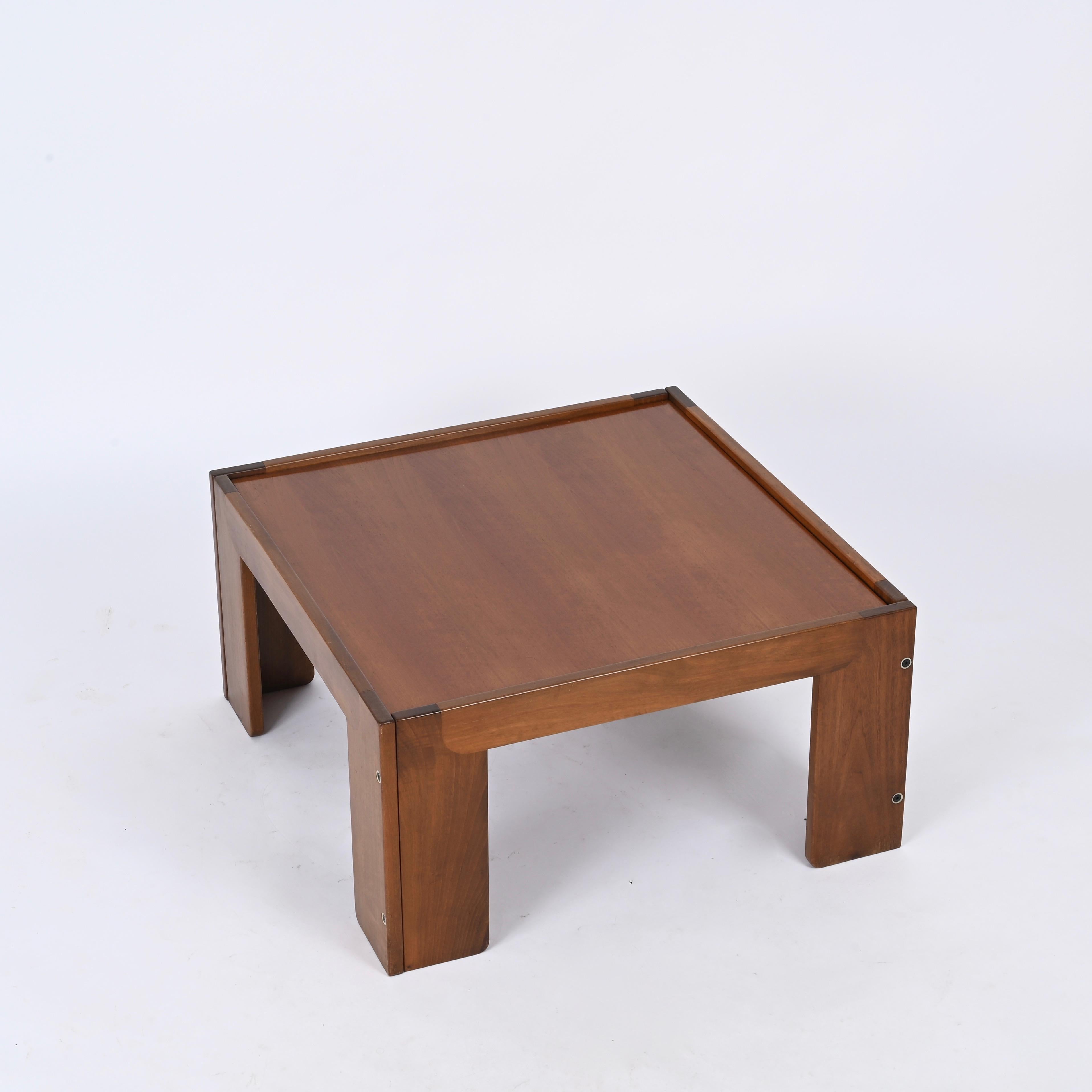 Quadratischer Couchtisch aus Nussbaumholz von Afra und Tobia Scarpa für Cassina, Italien 1965 (Moderne der Mitte des Jahrhunderts) im Angebot