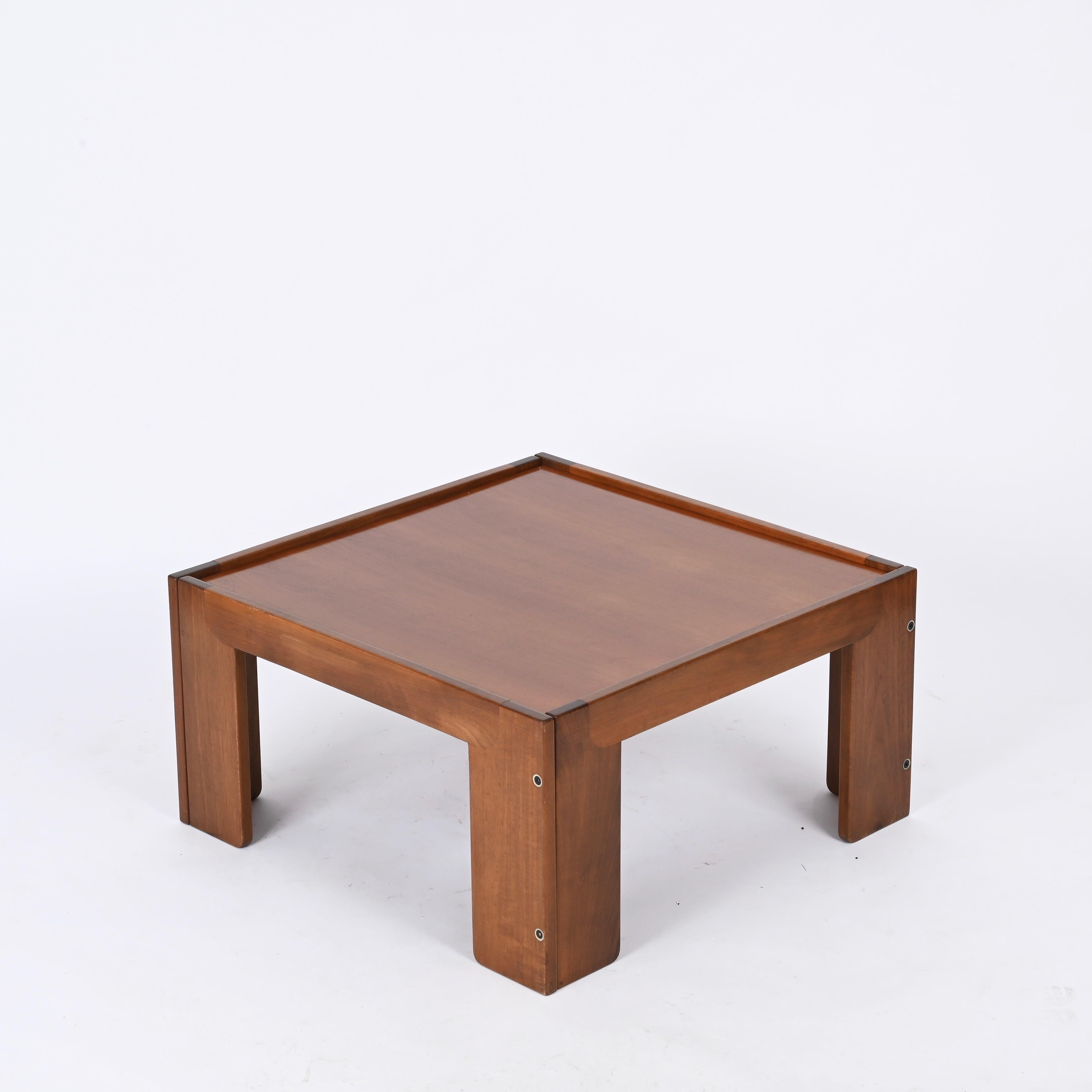 Quadratischer Couchtisch aus Nussbaumholz von Afra und Tobia Scarpa für Cassina, Italien 1965 (Italienisch) im Angebot