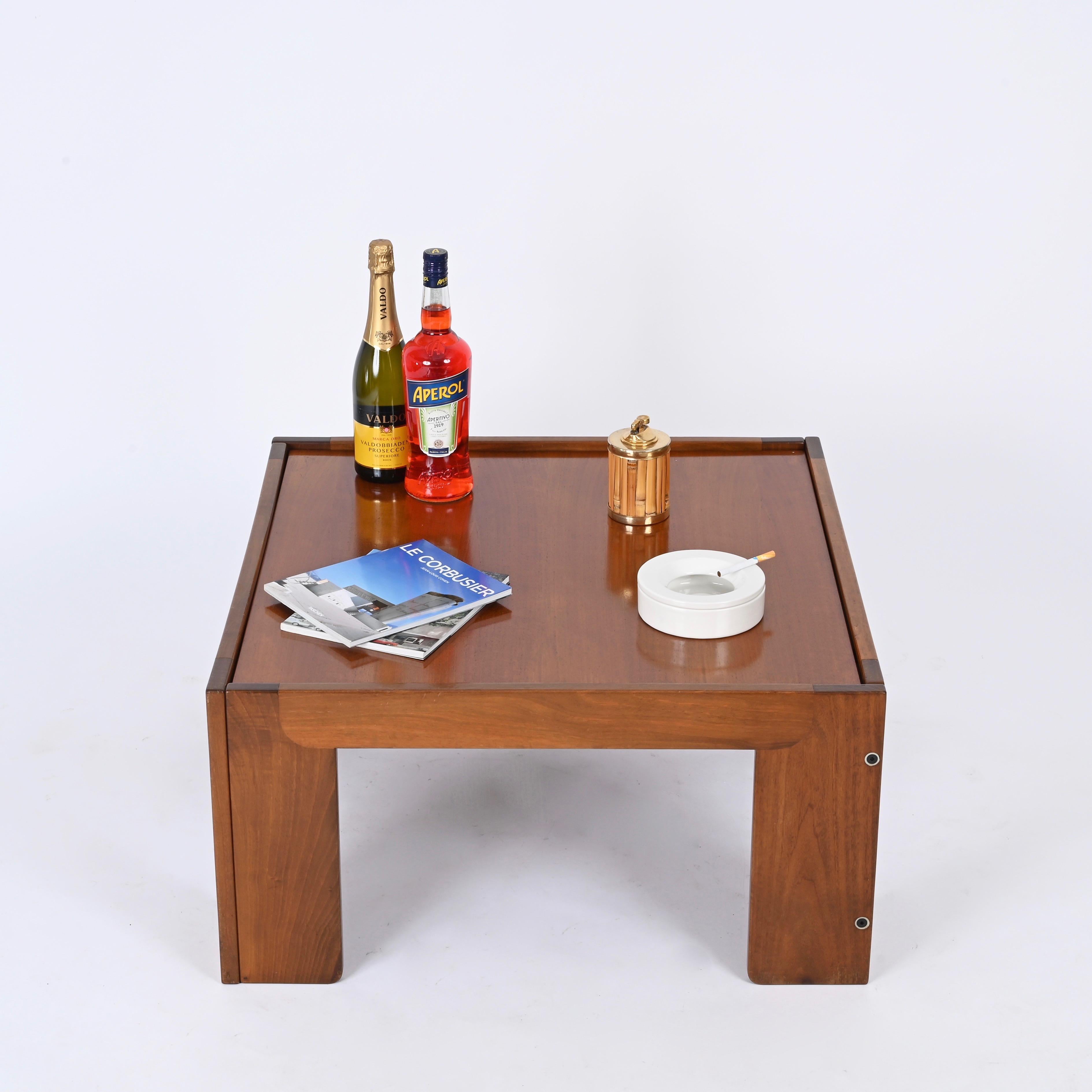Quadratischer Couchtisch aus Nussbaumholz von Afra und Tobia Scarpa für Cassina, Italien 1965 (Holz) im Angebot