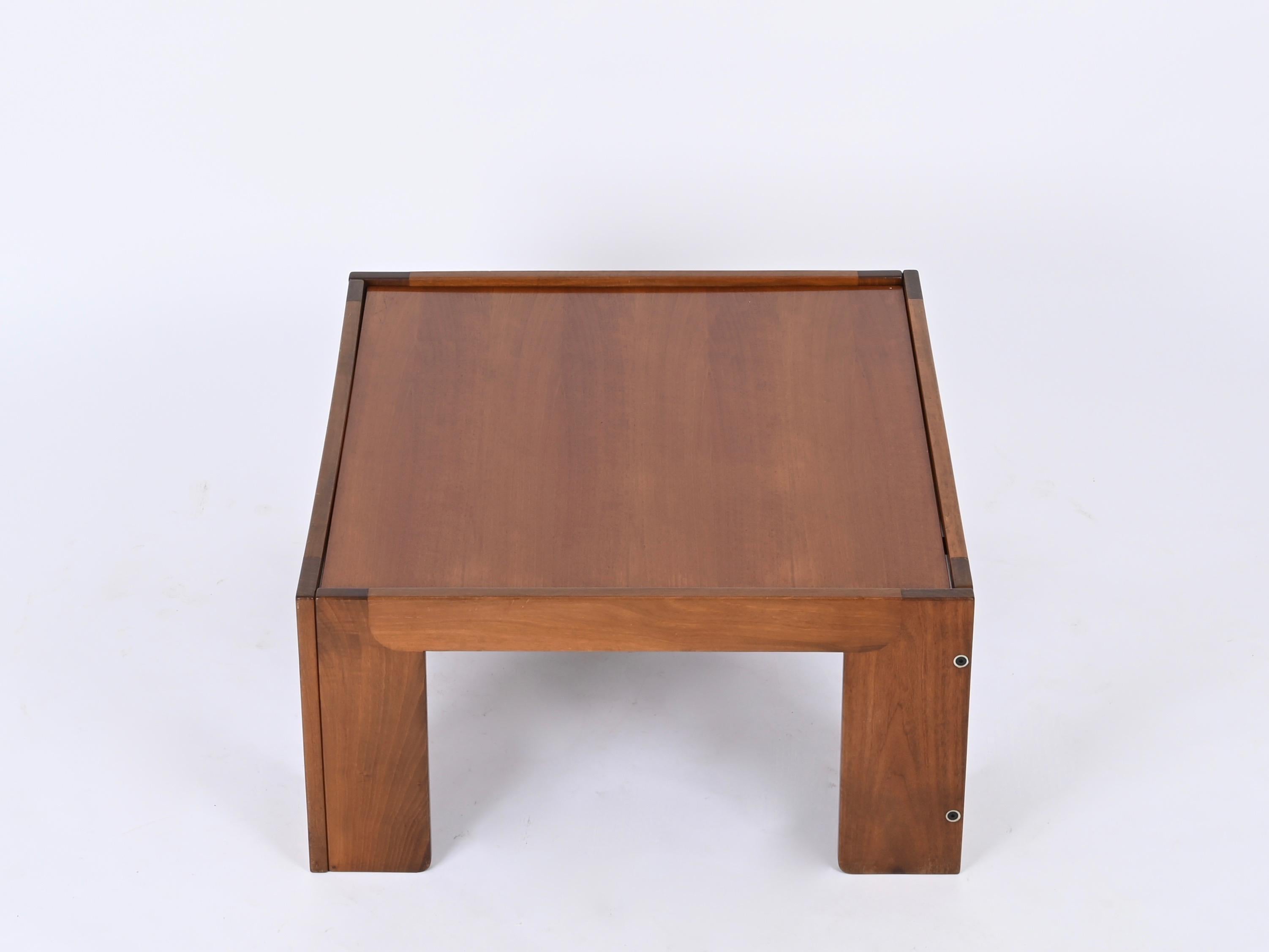 Quadratischer Couchtisch aus Nussbaumholz von Afra und Tobia Scarpa für Cassina, Italien 1965 im Angebot 1