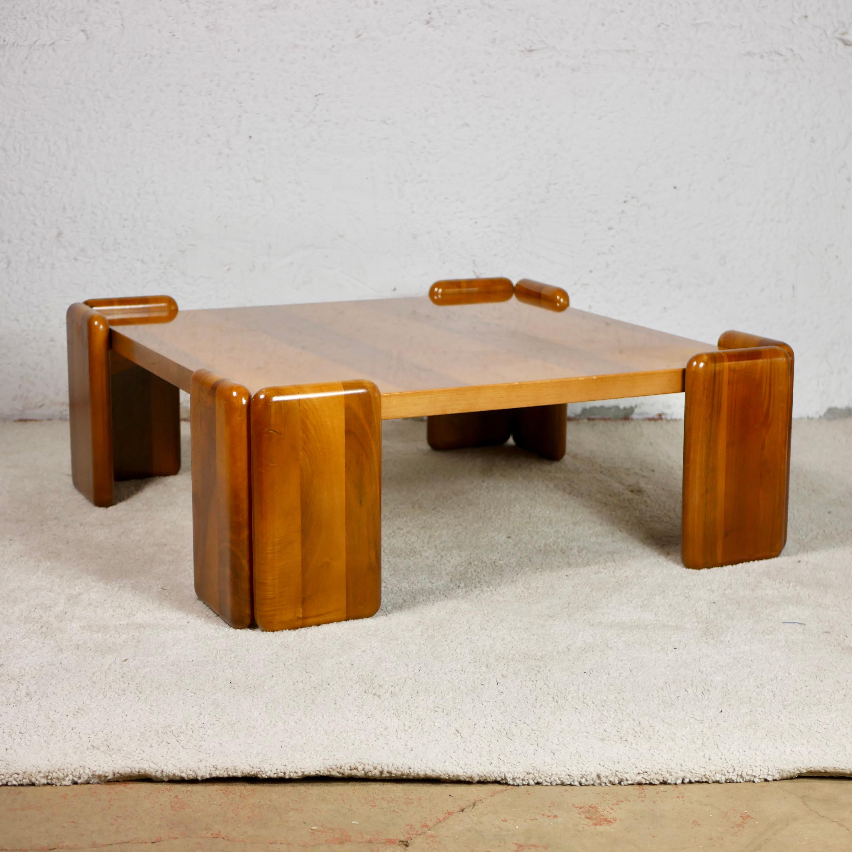 Square Walnut Coffee Table, Sapporo by Mario Marenco for Mobilgirgi, 1970s In Good Condition In Lyon, FR