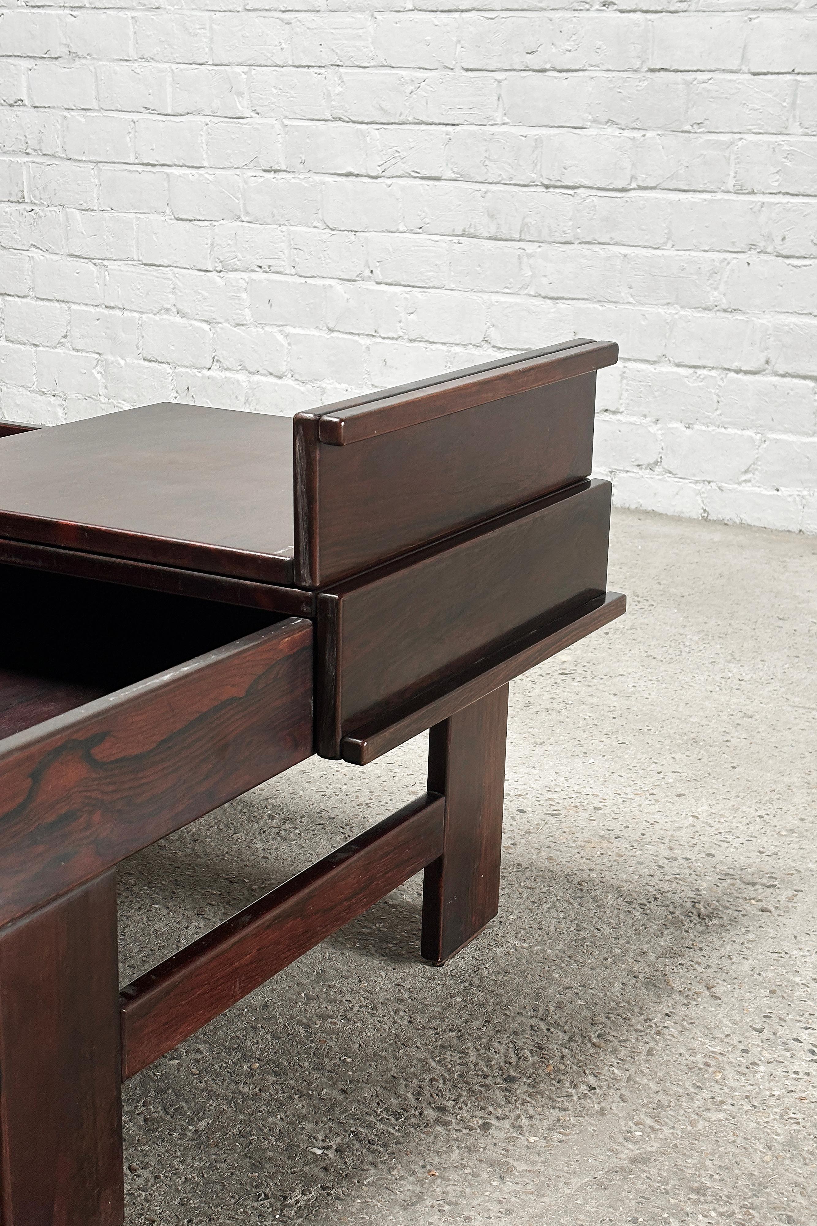 Legno Tavolino quadrato in noce con contenitore di Giovanni Michelucci, Italia anni '60