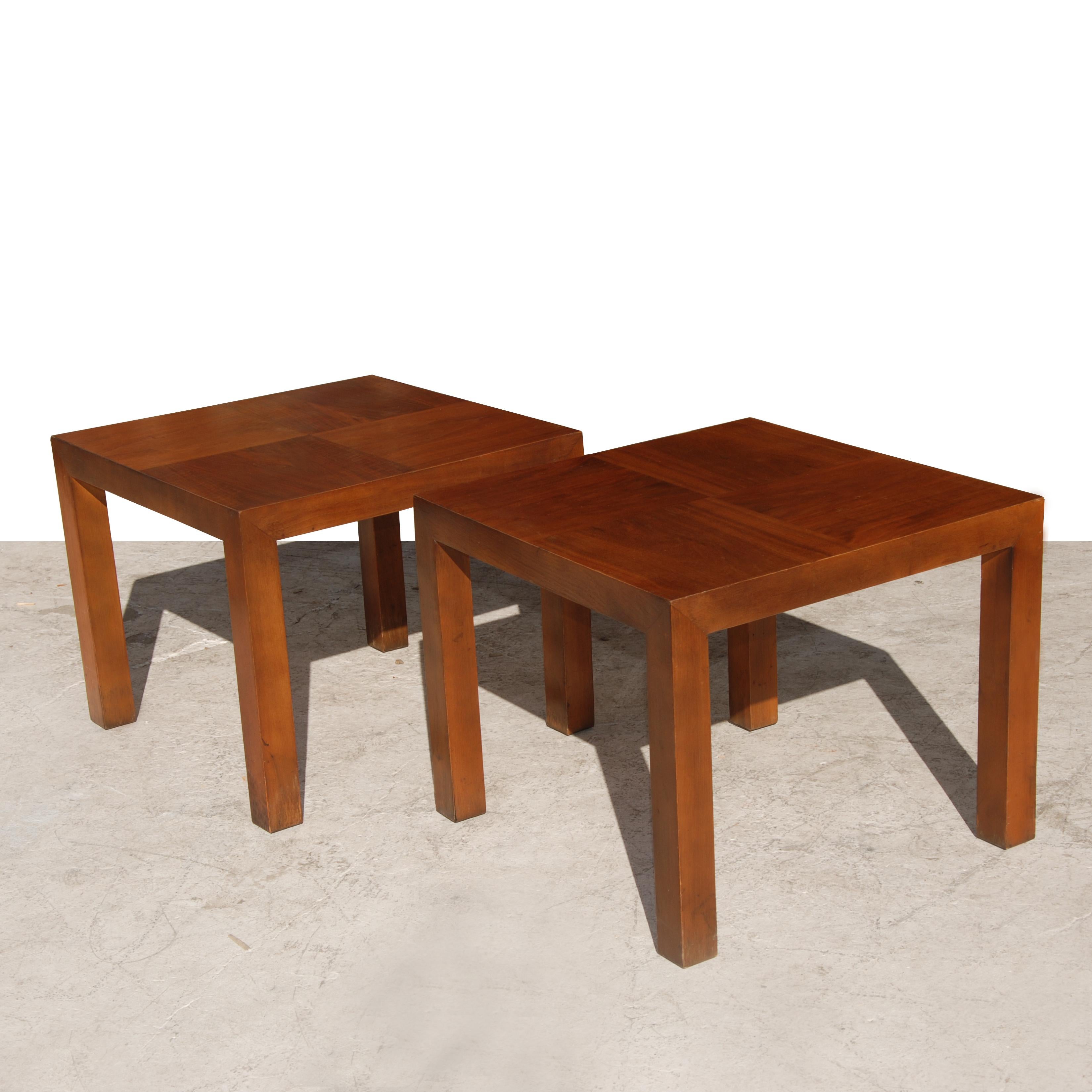 Paire de tables d'appoint modernes et vintage avec un plateau en bois de style noyer à deux tons. Fabriqué par Lane Furniture Company.