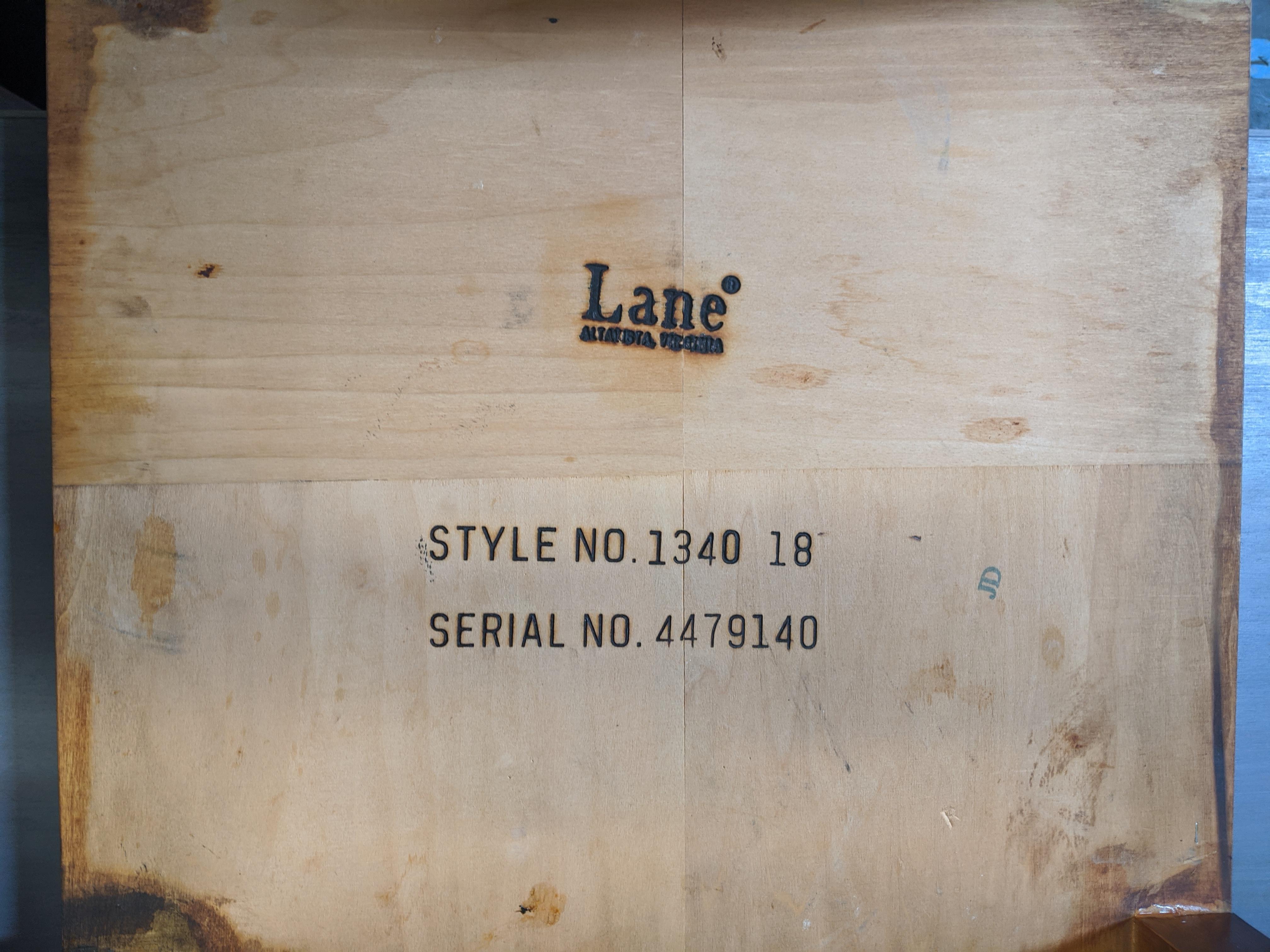 Quadratische Beistelltische aus Nussbaumholz von Lane Furniture im Zustand „Gut“ im Angebot in Pasadena, TX