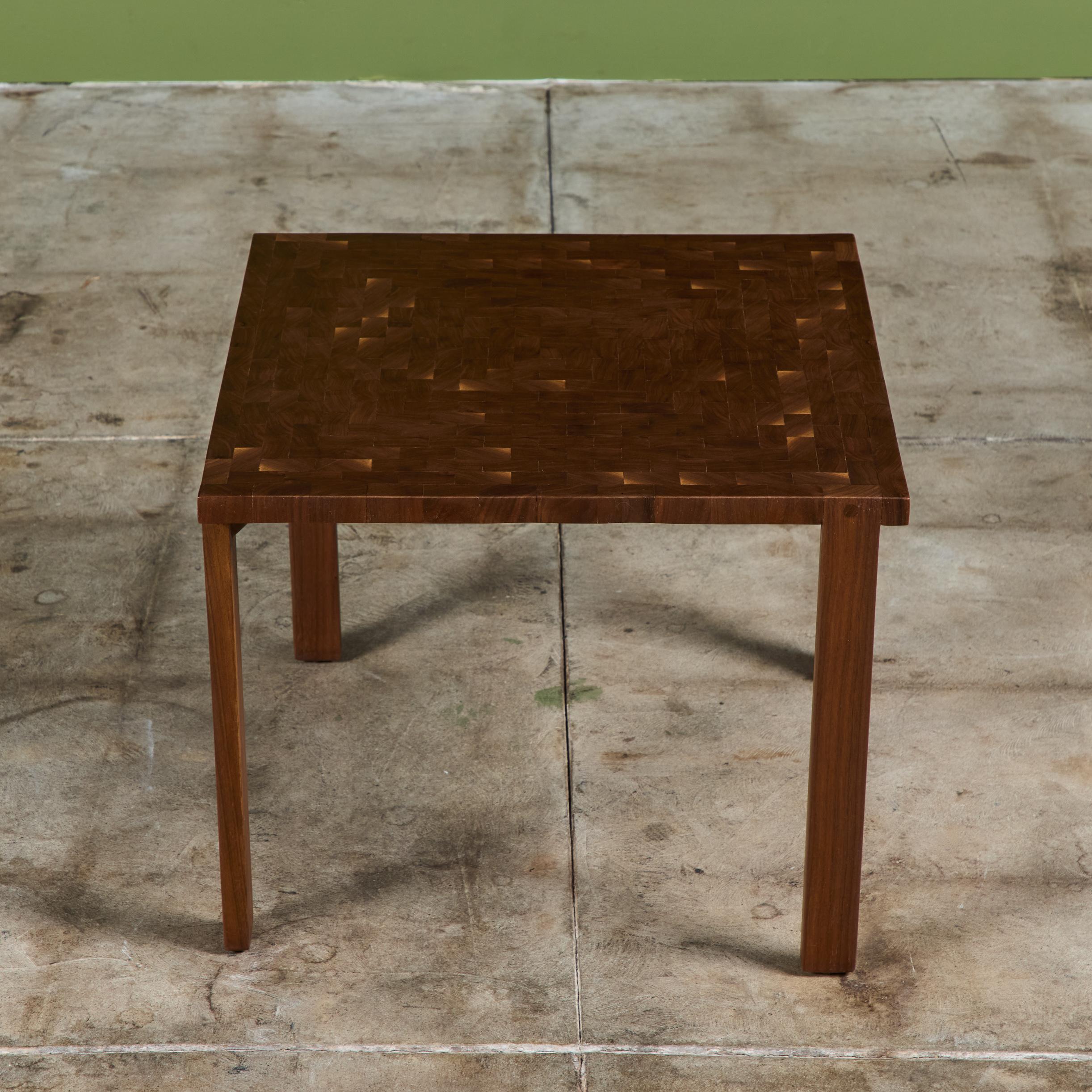 Table d'appoint carrée en noyer en vente 3