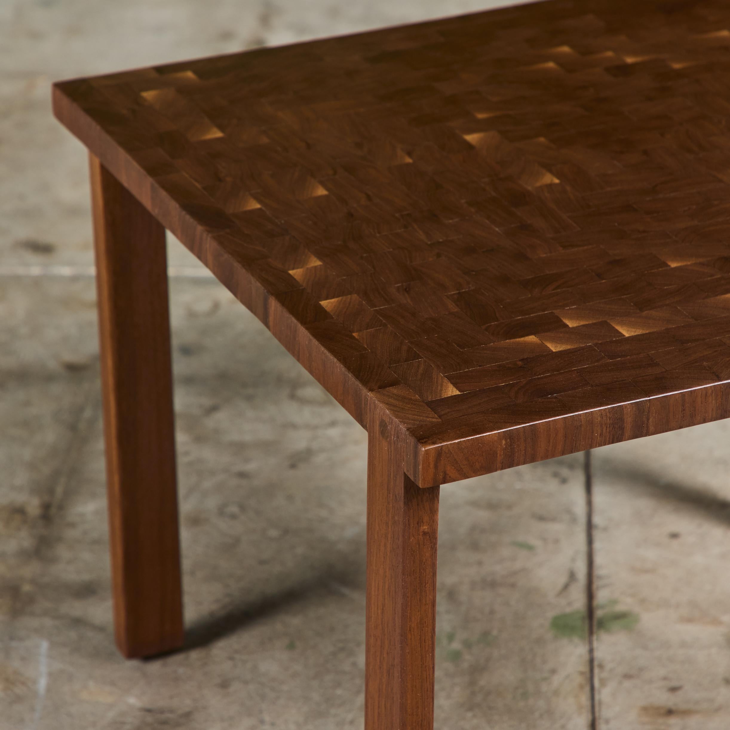 Table d'appoint carrée en noyer en vente 4