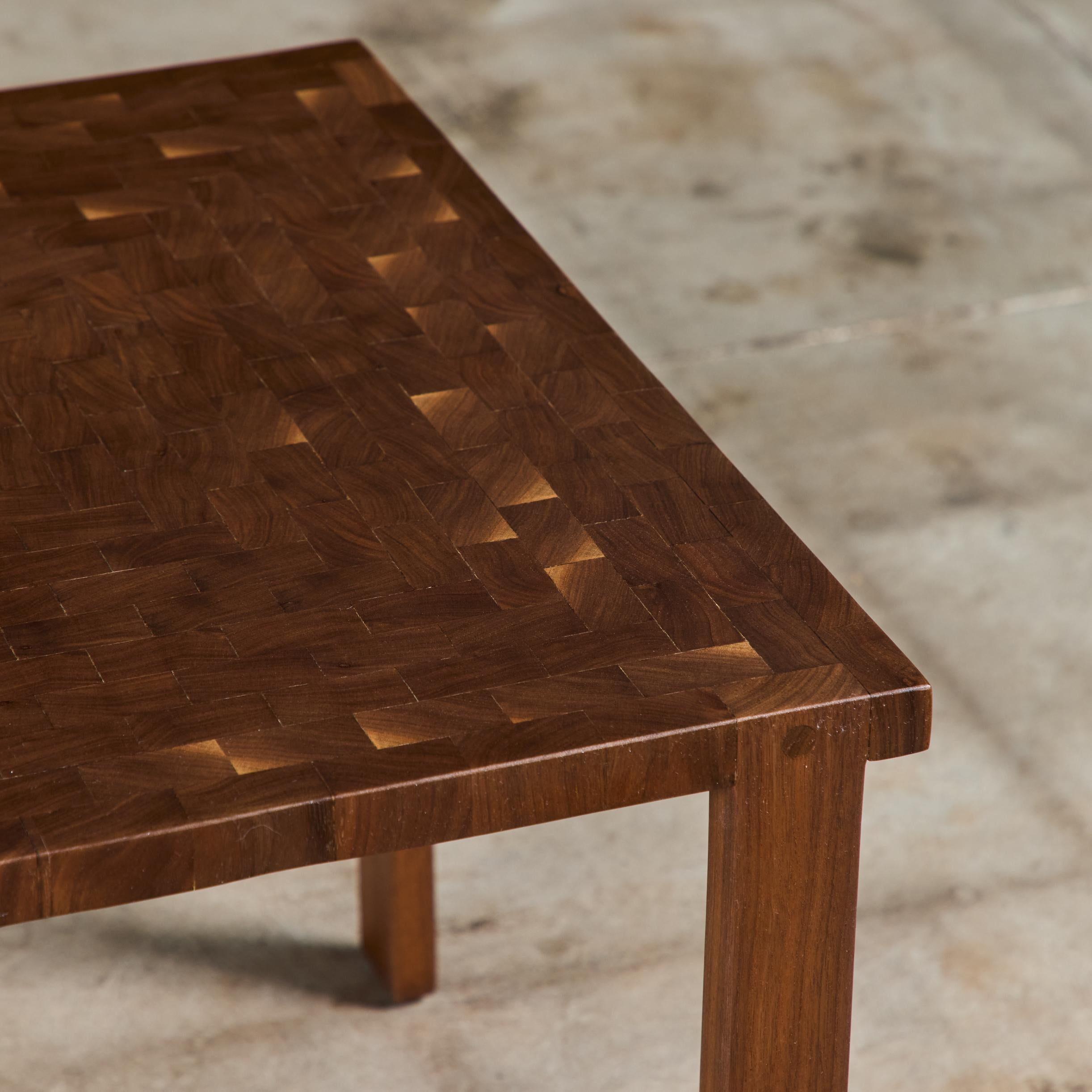 Table d'appoint carrée en noyer en vente 6