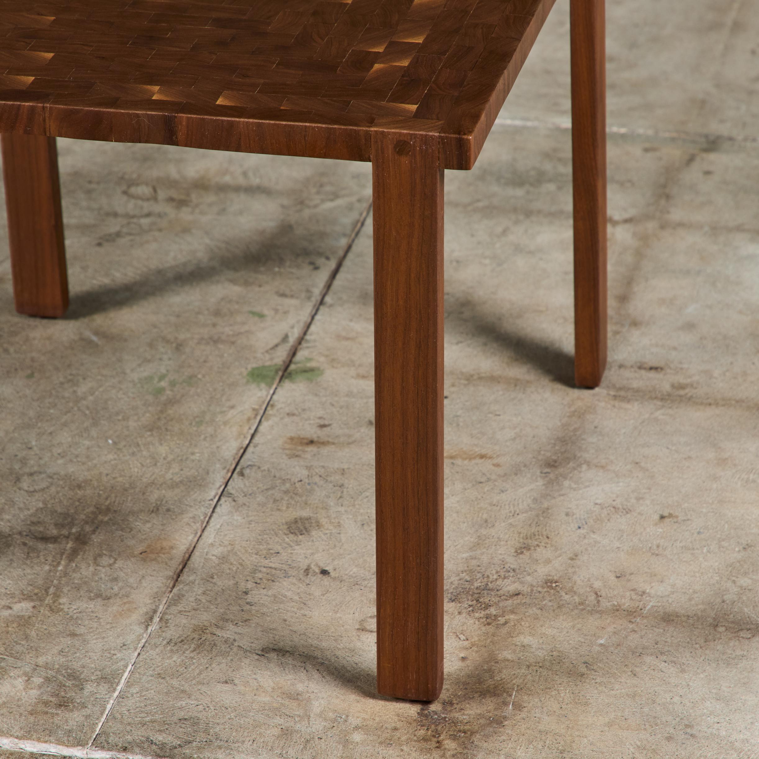 Table d'appoint carrée en noyer en vente 7