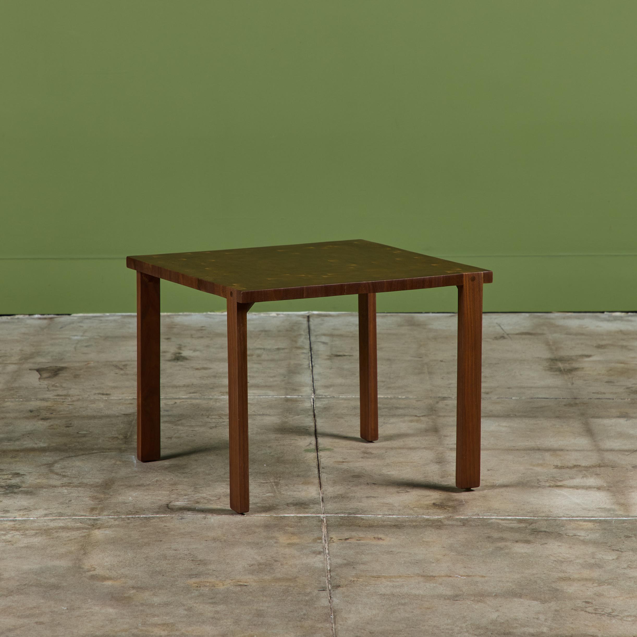 Mid-Century Modern Table d'appoint carrée en noyer en vente