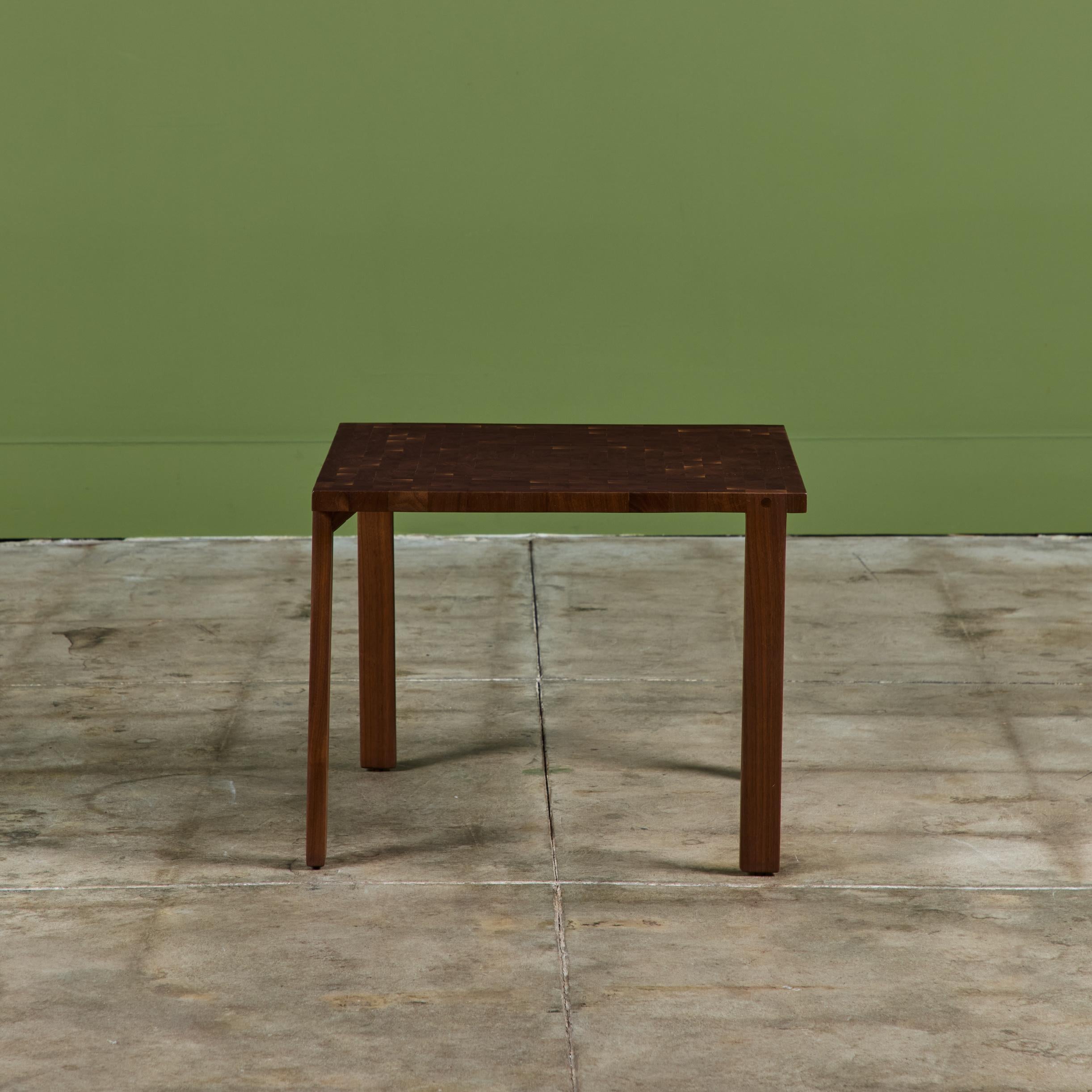 Table d'appoint carrée en noyer Excellent état - En vente à Los Angeles, CA