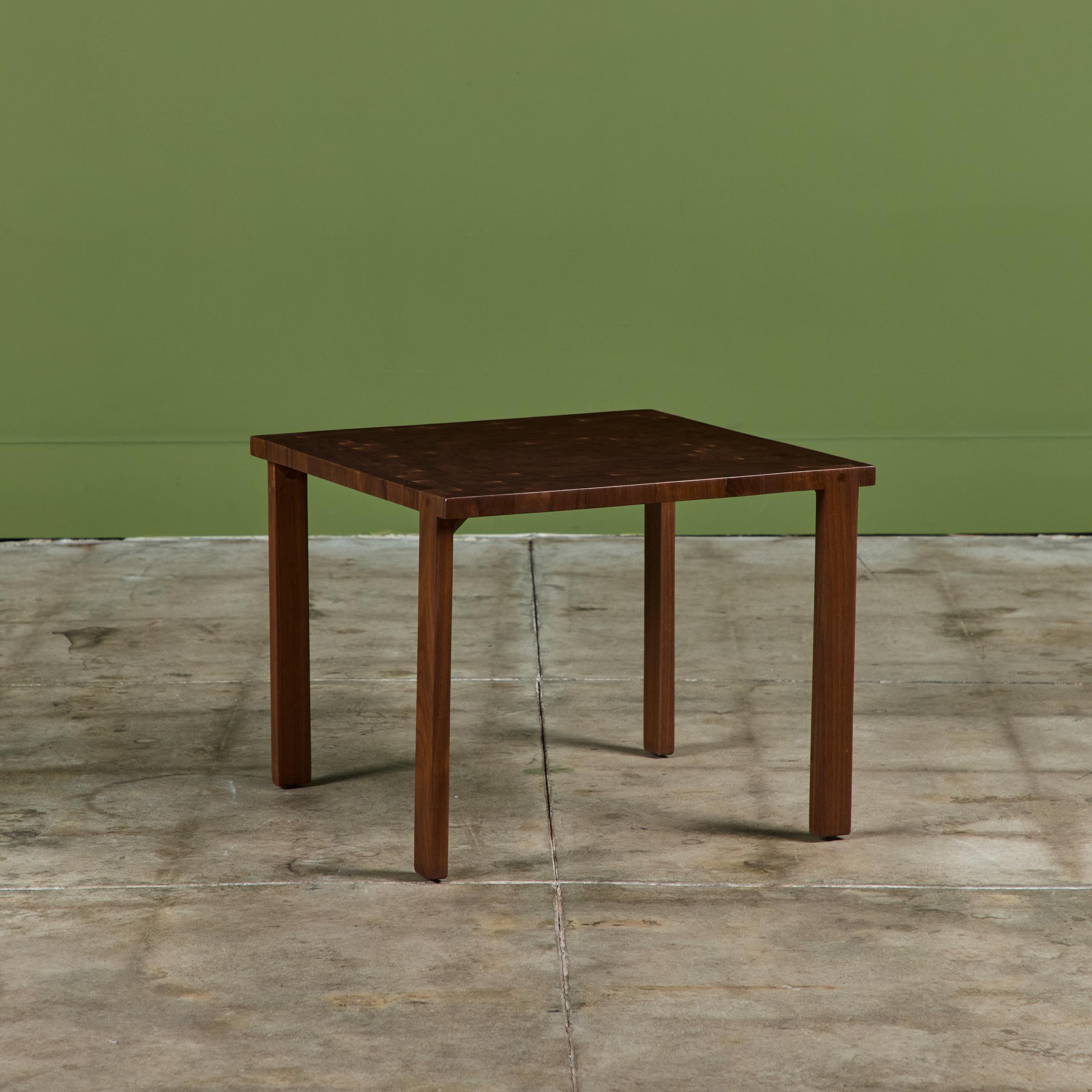 20ième siècle Table d'appoint carrée en noyer en vente