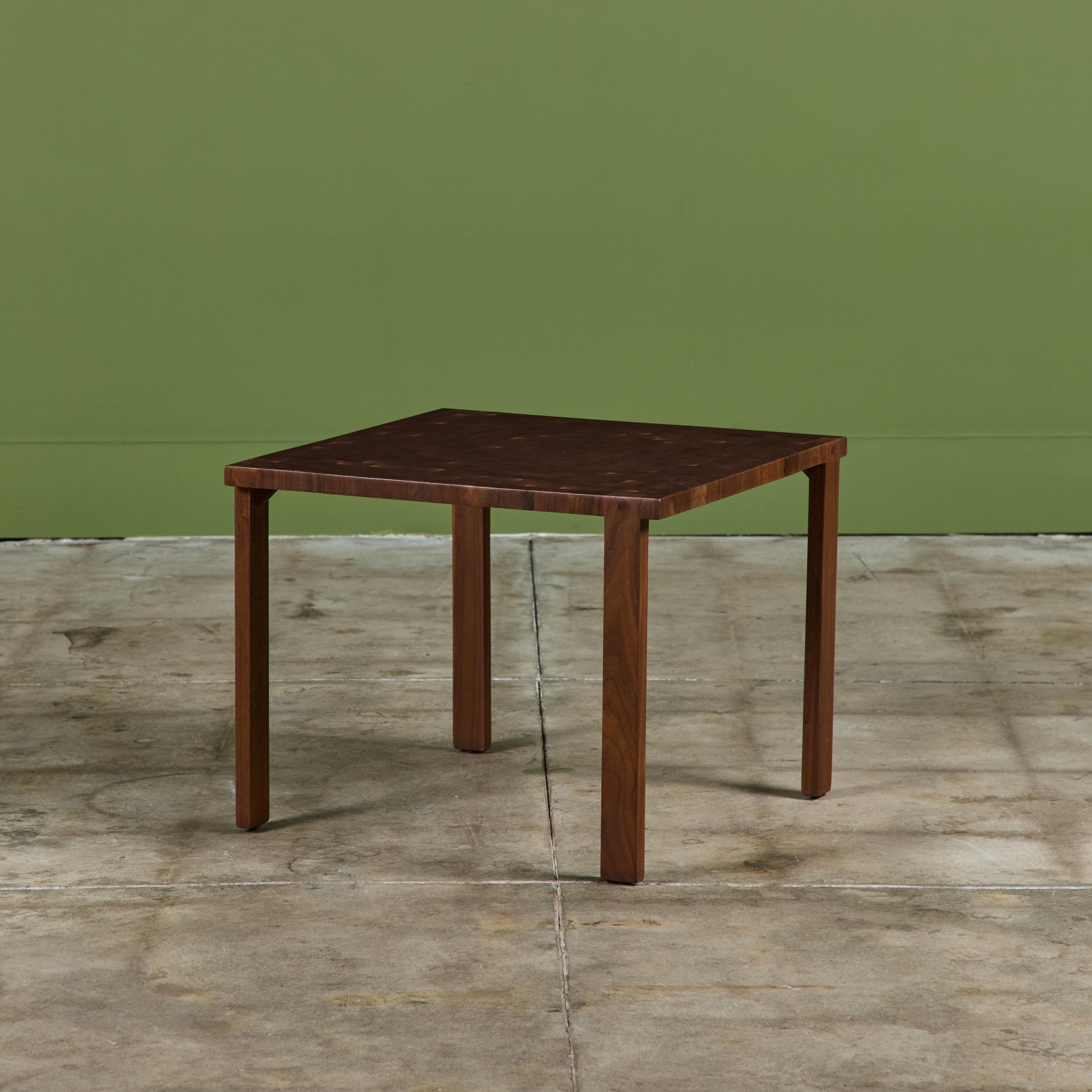 Noyer Table d'appoint carrée en noyer en vente