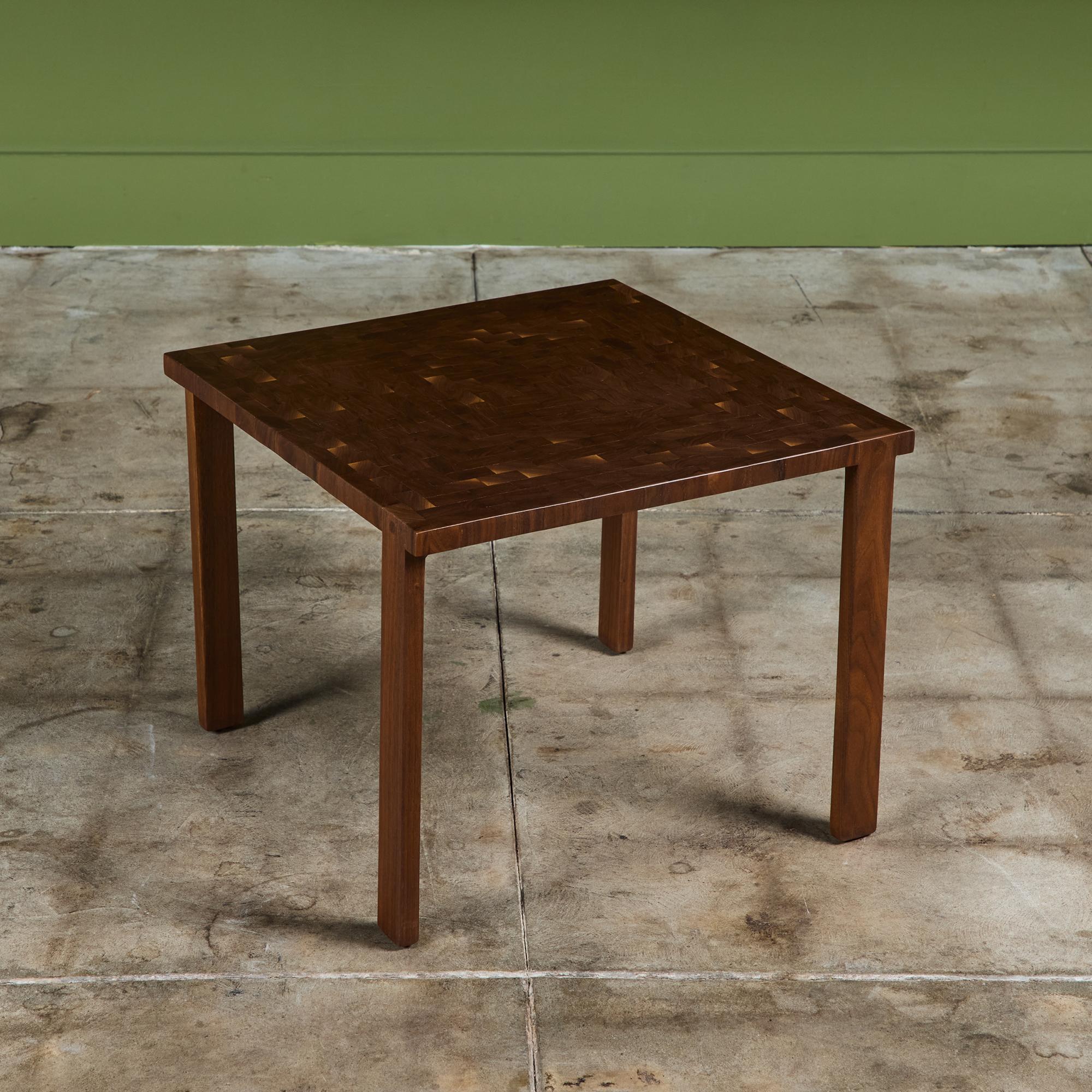 Table d'appoint carrée en noyer en vente 2