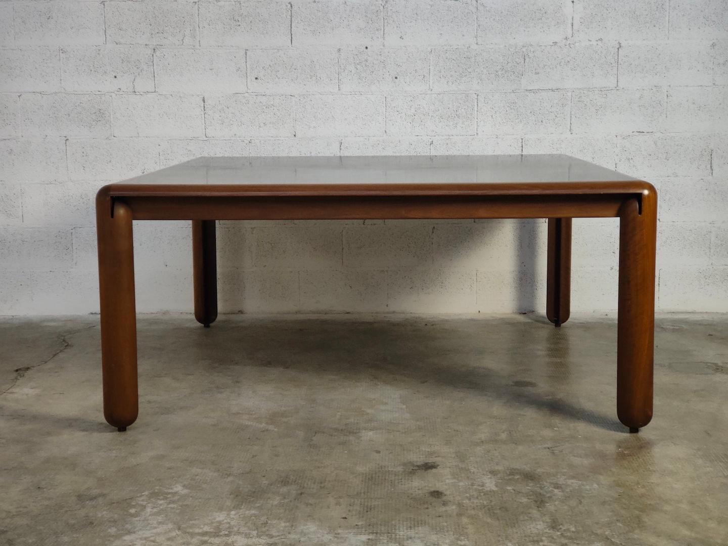 Square walnut table model 781 by Vico Magistretti for Cassina 60s , 70s.
Superb table in solid walnut, top in dark brown aniline.
Cassina Spa is an Italian company operating in the contemporary furniture sector, founded in 1927 in Meda by Cesare