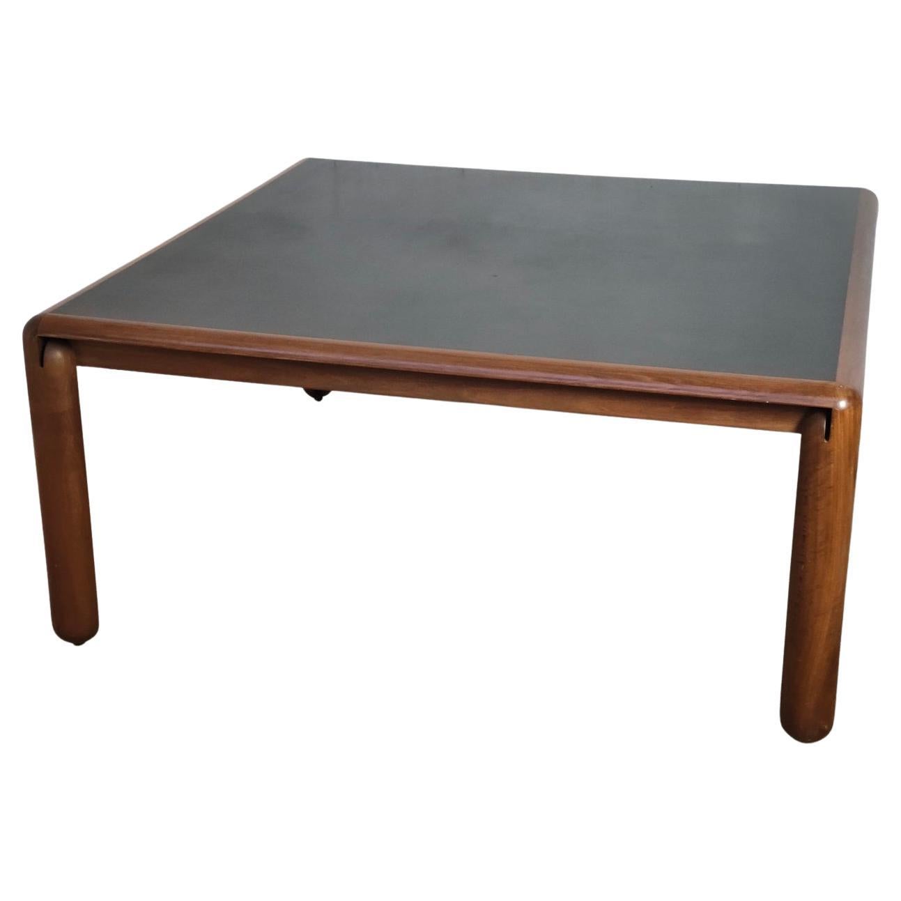 Quadratischer Tisch aus Nussbaumholz Modell 781 von Vico Magistretti für Cassina, 60er-, 70er-Jahre