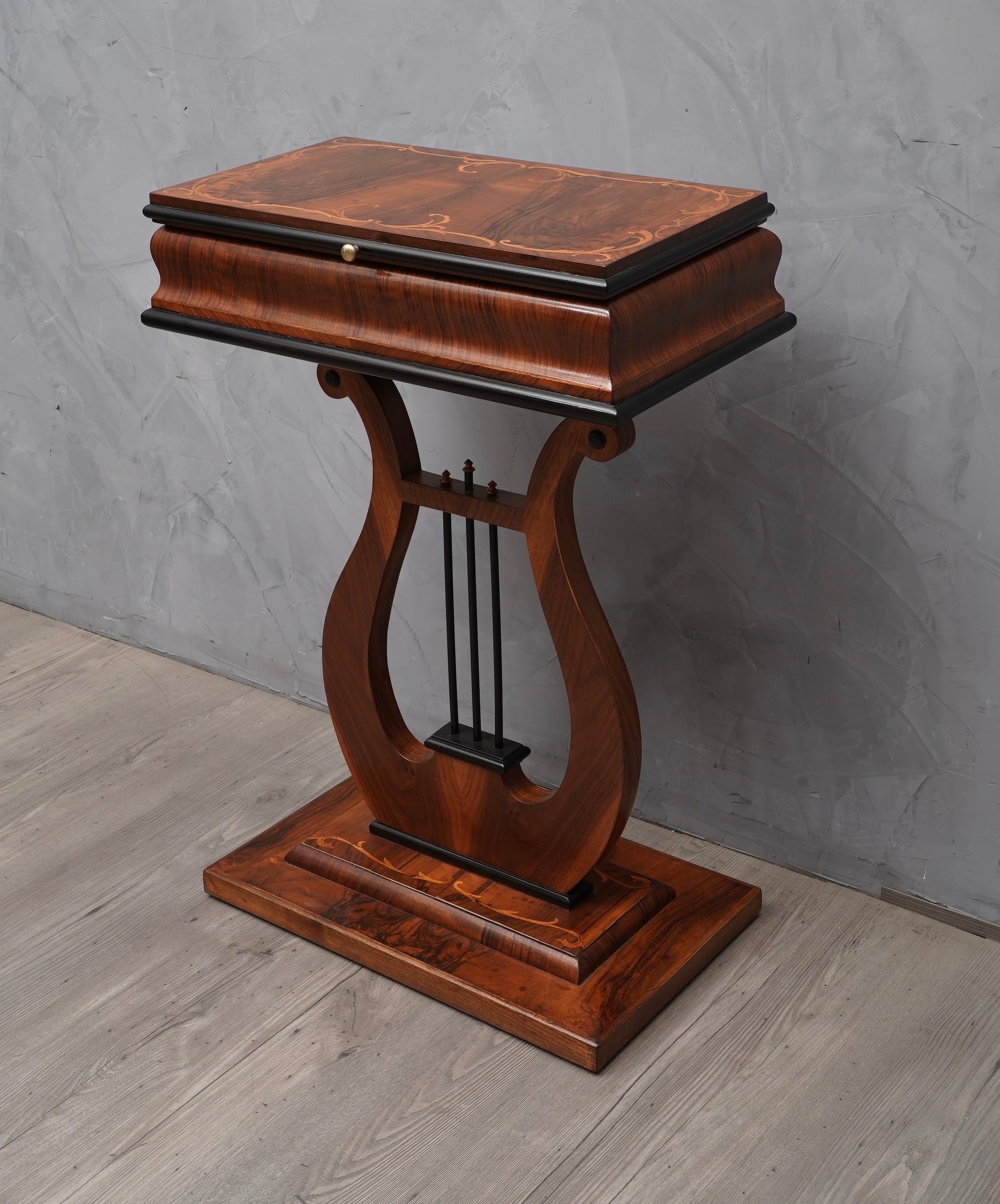 Square Walnut Wood Austrian Side Table, 1910 In Good Condition In Rome, IT