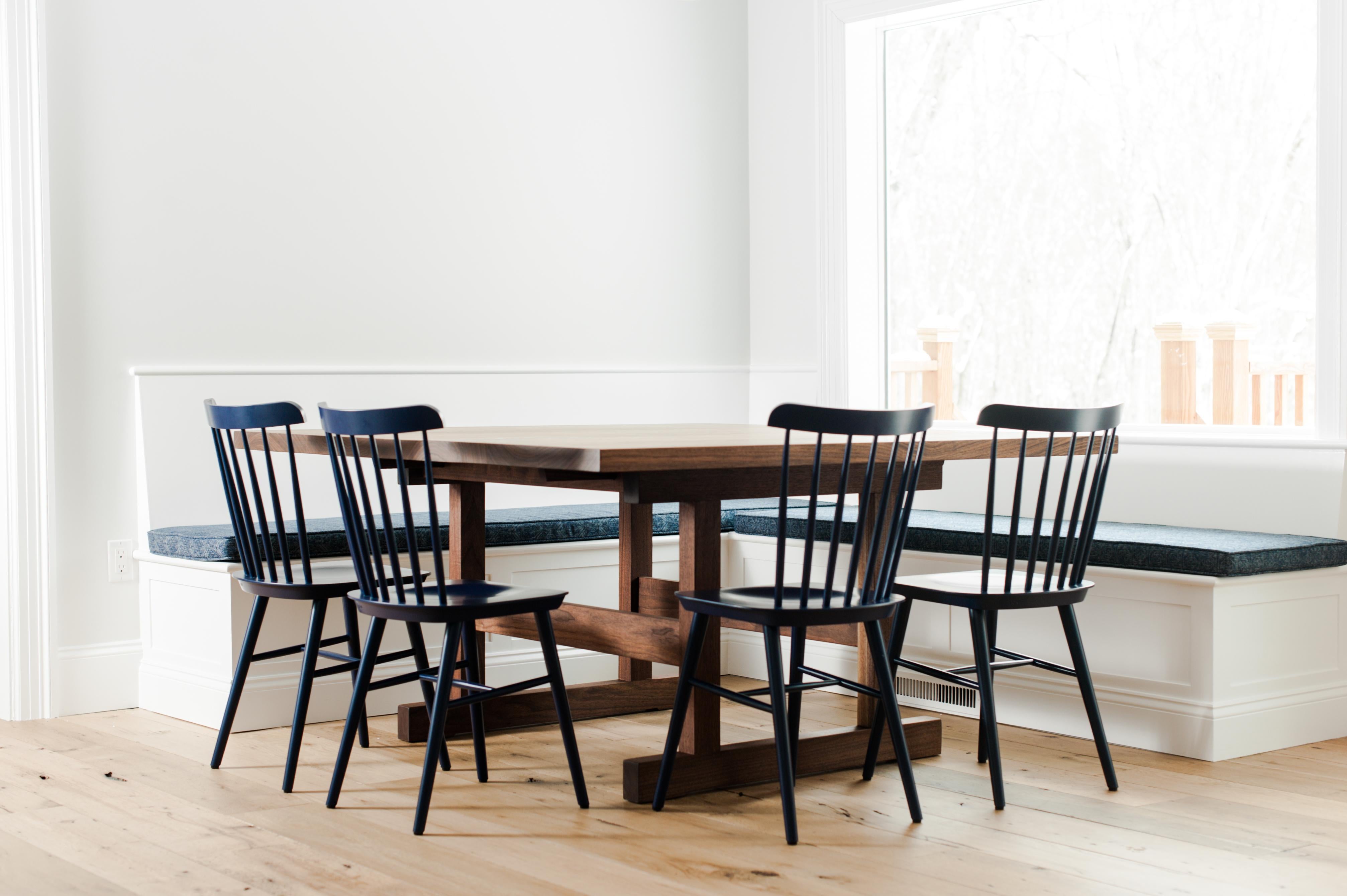 Der Weston-Esstisch ist ein zeitgenössischer Tisch mit Gestell. Die Platte ist aus massivem schwarzem Nussbaumholz gefertigt, das wir mit Bedacht aus der Region beziehen. Der Sockel ist ebenfalls aus schwarzem Nussbaum mit Schlitz und Zapfen