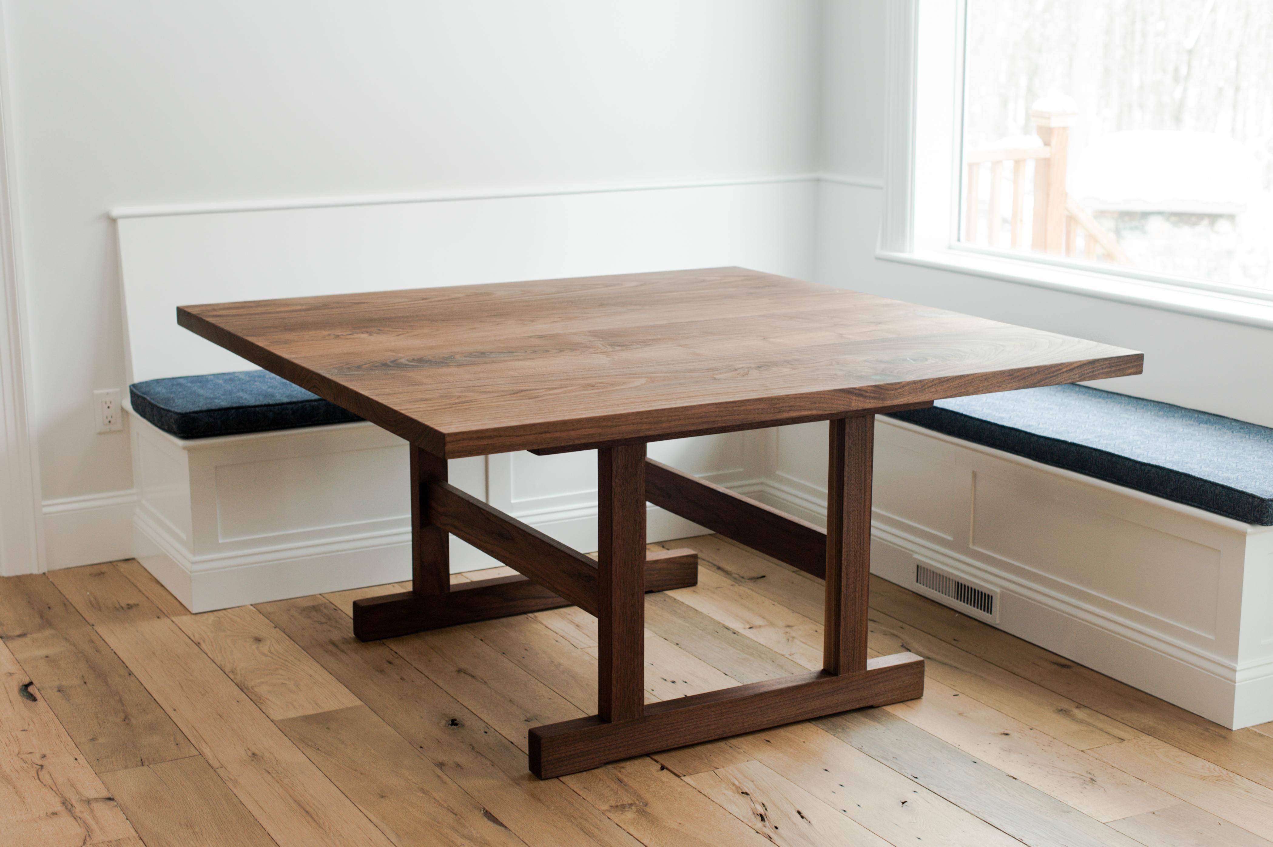 Fait main Table de salle à manger carrée à tréteaux Weston en noyer par Hopes Woodshop en vente