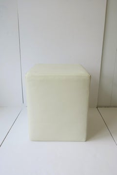 Moderner weißer Lederhocker Sitz