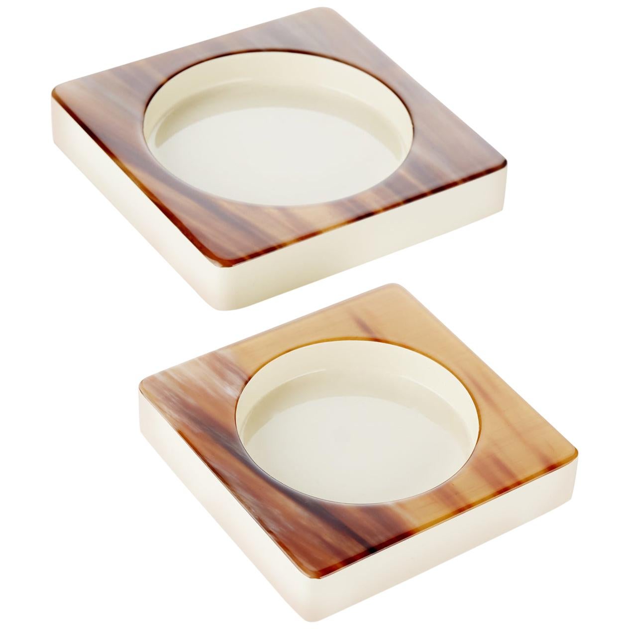 An elegant accompaniment for bottles, this coaster expresses refinement and excellent craftsmanship. Featuring natural Corno Italiano and lacquered wood with cream-colored finish, each piece presents its own unique texture, color and tone. Proposed
