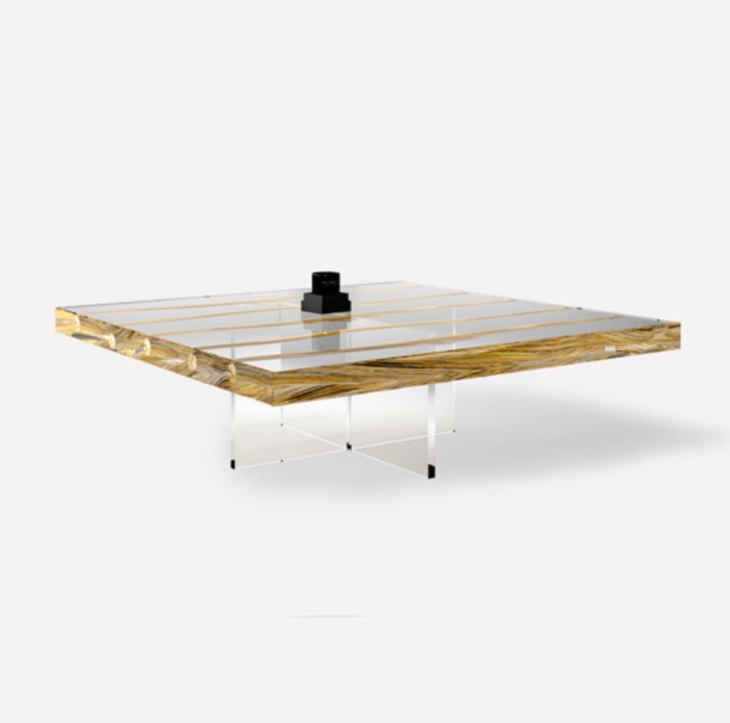 Floating Liana est une table basse avec du bois de Liana torsadé flottant dans un lac de résine extra clair et reposant sur une base en verre. La forme droite du plateau et de la base fait de la nature l'élément unique du design.

Comme illustré
