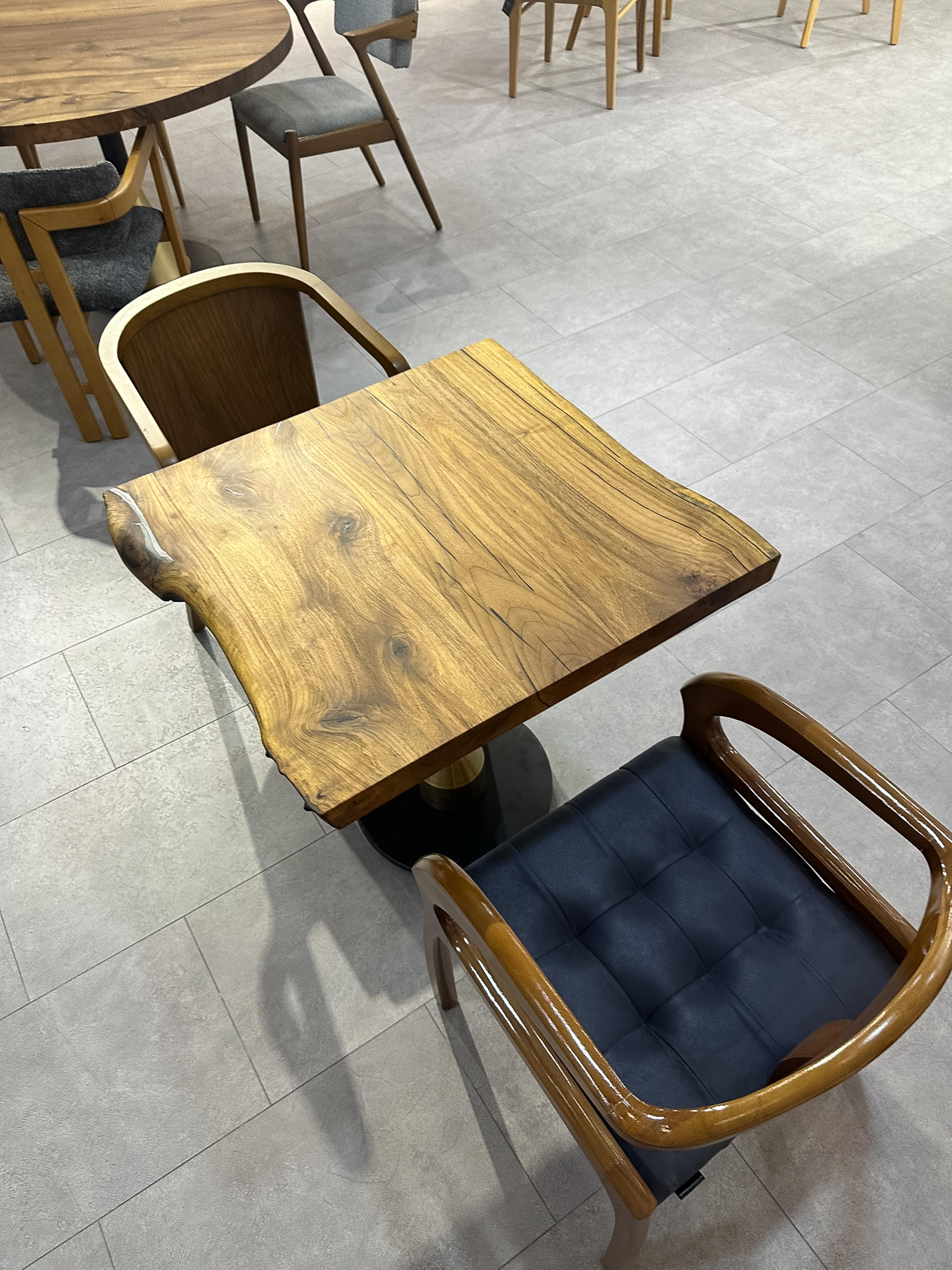 Individueller Küchentisch aus Nussbaumholz mit lebendiger Kante 

Dieser Tisch ist aus Walnussholz gefertigt. Die Maserung und die Struktur des Holzes beschreiben, wie ein natürliches Walnussholz aussieht.
Er kann als Esstisch oder als