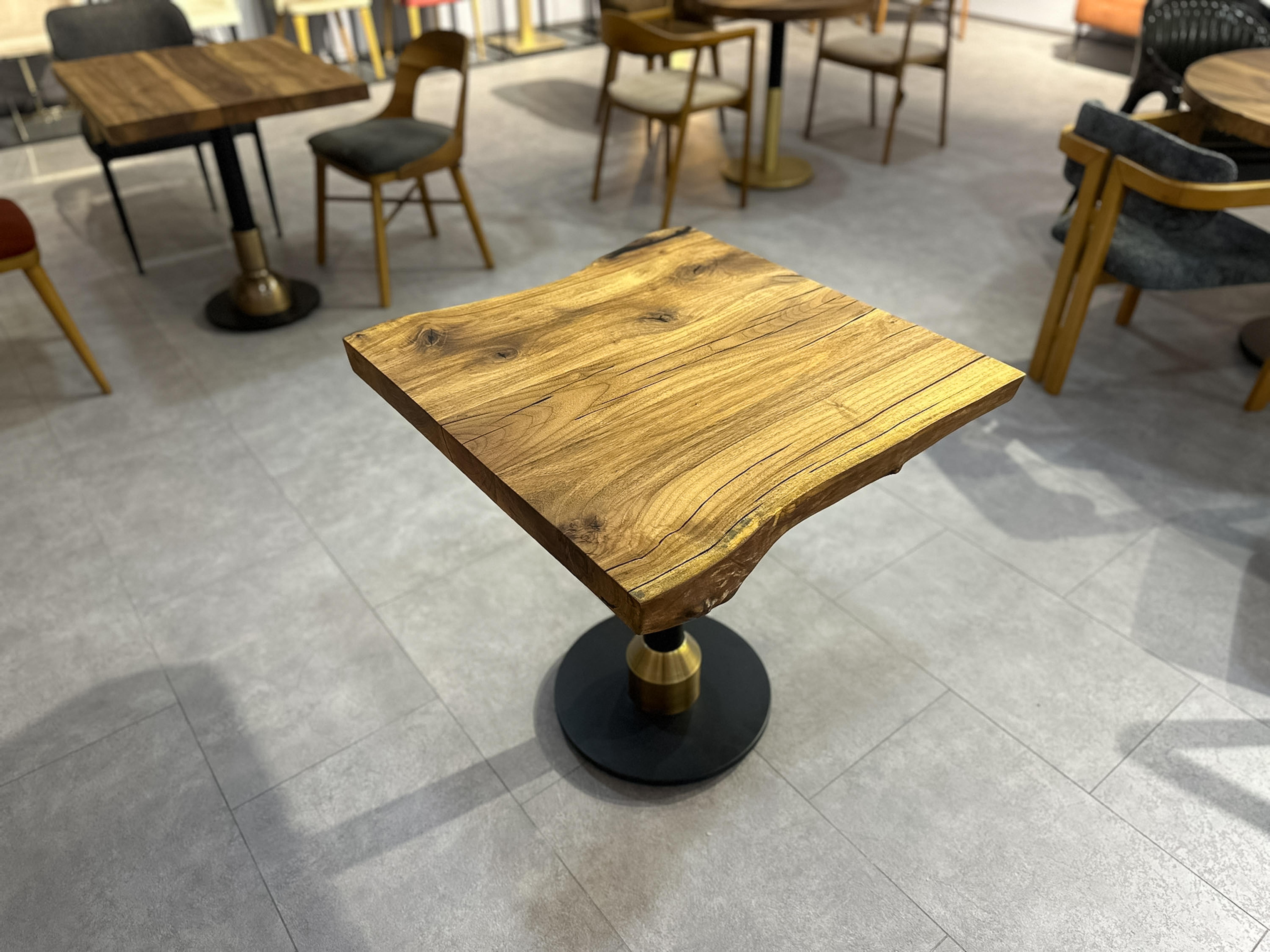 Quadratischer Holztisch – 2 Personen-Tisch – maßgefertigter Holztisch für die Küche (Arts and Crafts) im Angebot