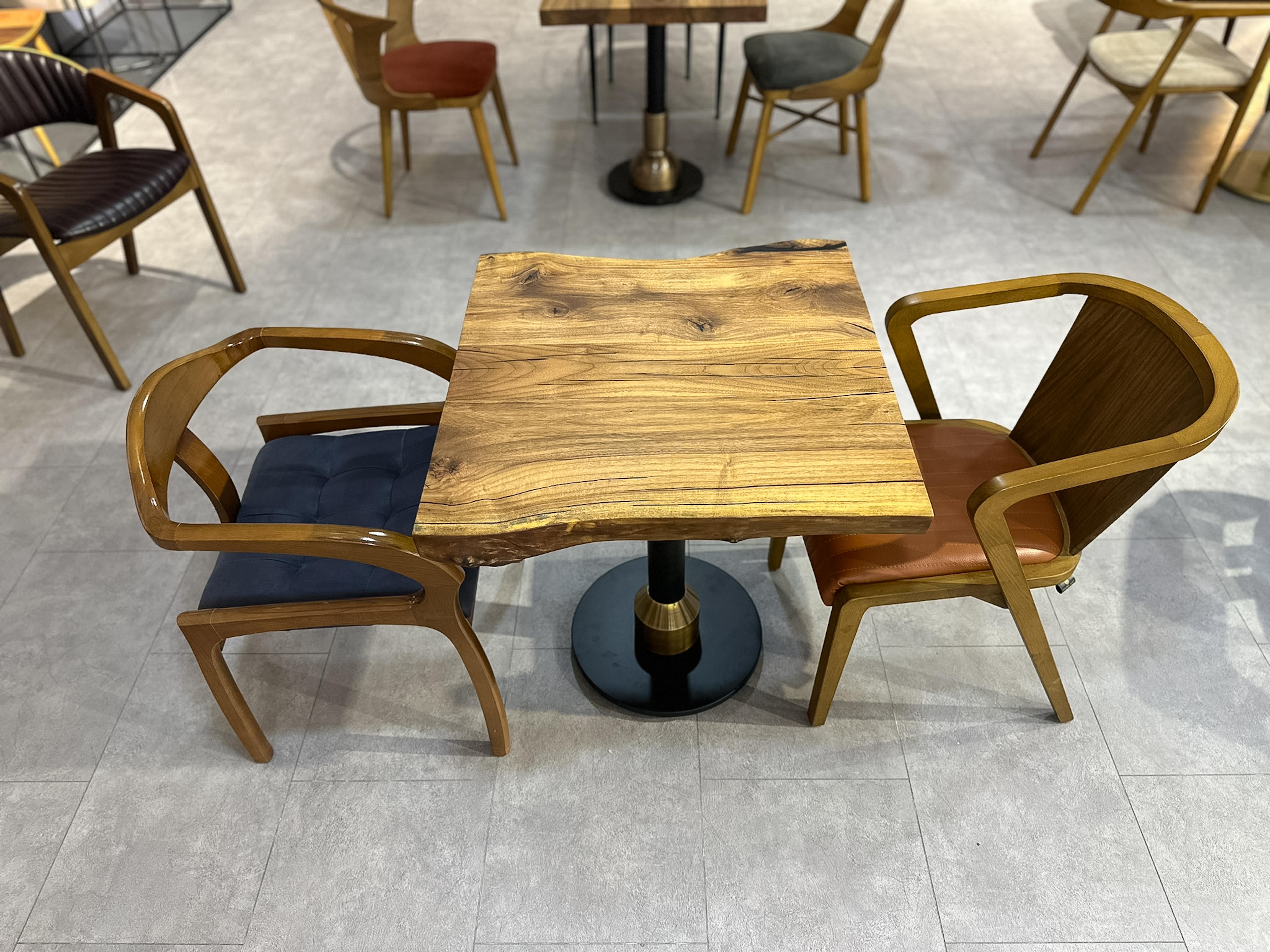 Quadratischer Holztisch – 2 Personen-Tisch – maßgefertigter Holztisch für die Küche (Türkisch) im Angebot