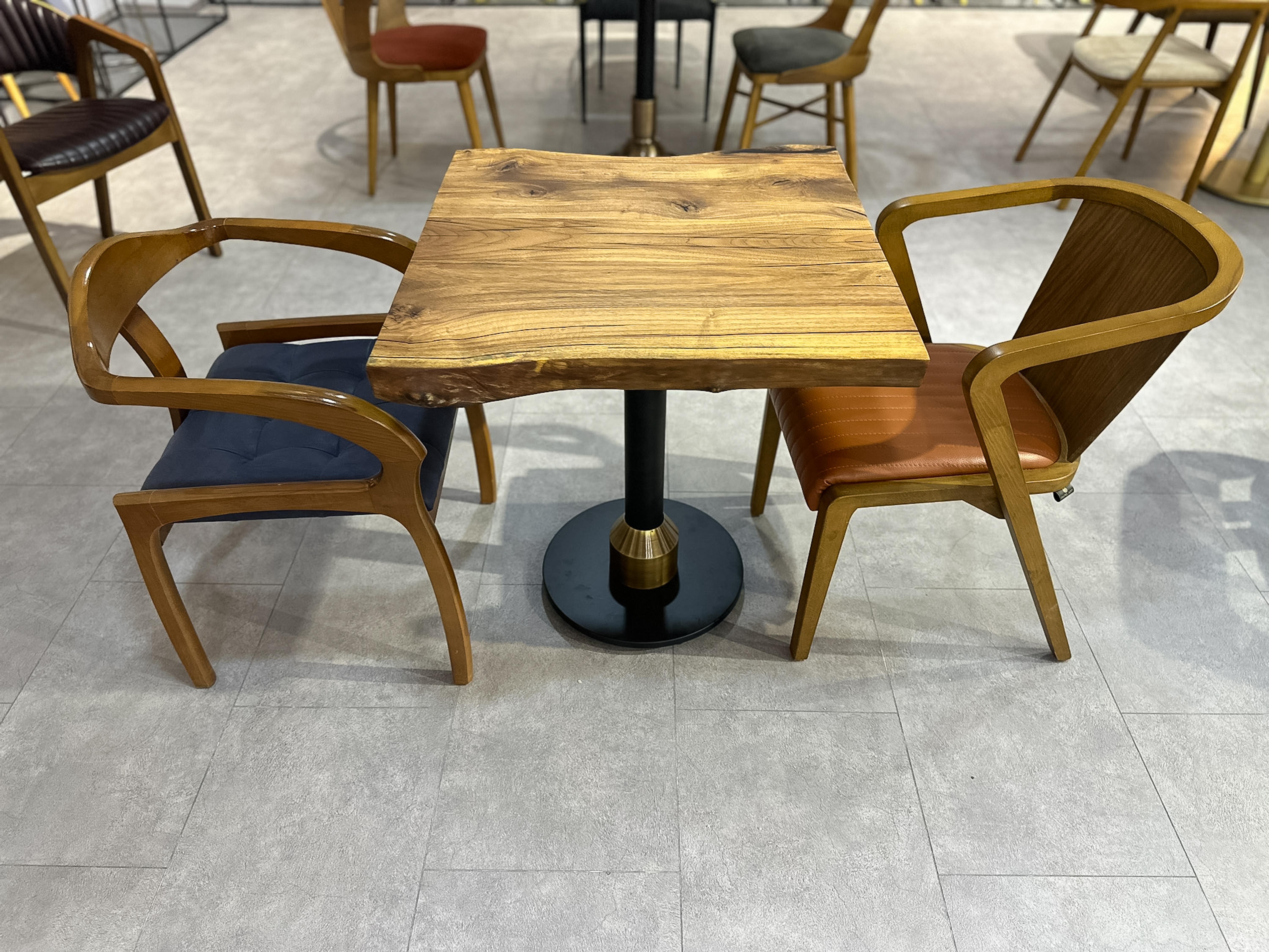 Quadratischer Holztisch – 2 Personen-Tisch – maßgefertigter Holztisch für die Küche (Gebürstet) im Angebot