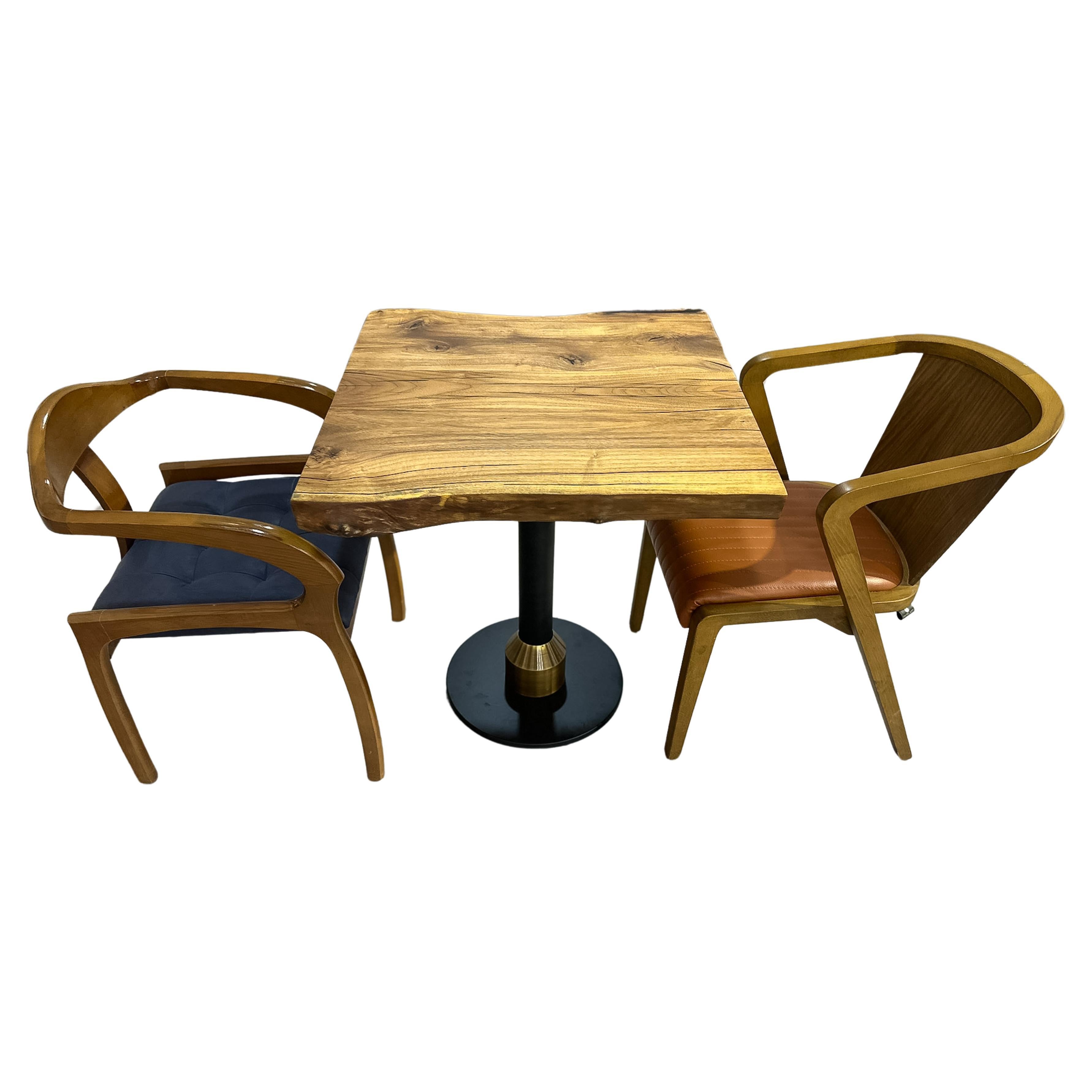 Quadratischer Holztisch – 2 Personen-Tisch – maßgefertigter Holztisch für die Küche im Angebot
