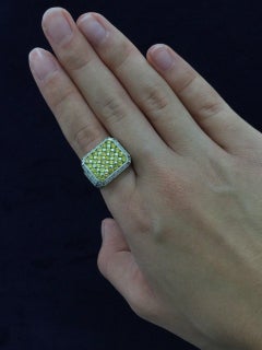 Square yellow and white round-cut diamond pavè chevalier ring in 18kt white gold