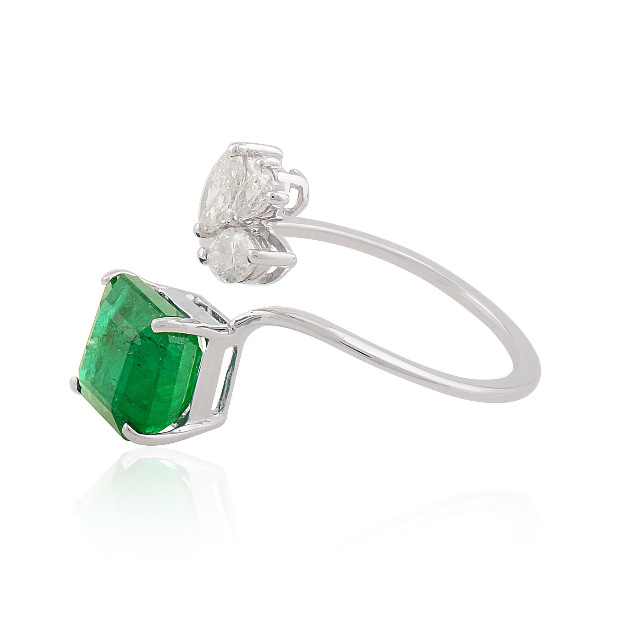 Moderno Anello con gemma di smeraldo dello Zambia quadrato e diamante marquise in oro bianco 18 carati in vendita