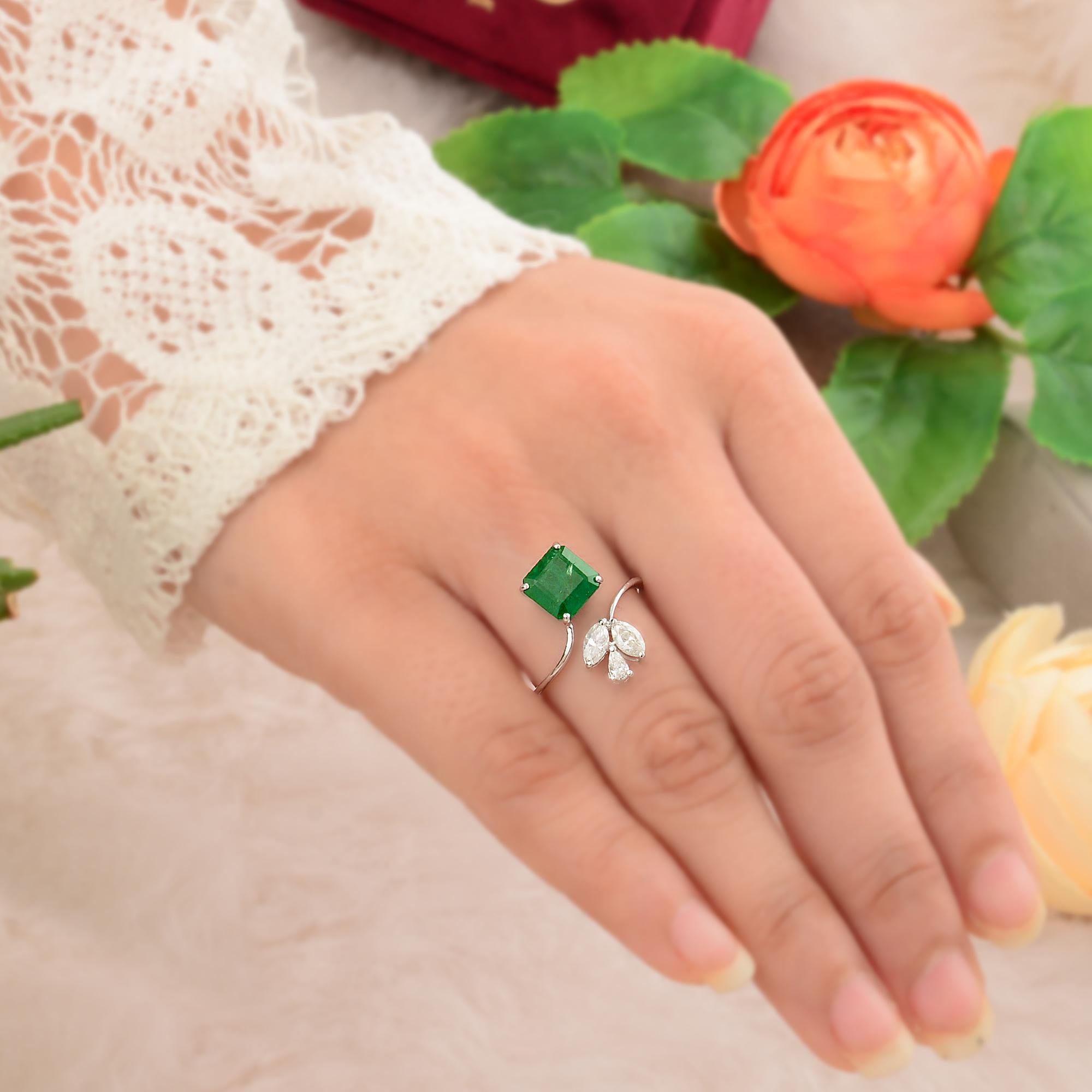 Quadrato Anello con gemma di smeraldo dello Zambia quadrato e diamante marquise in oro bianco 18 carati in vendita