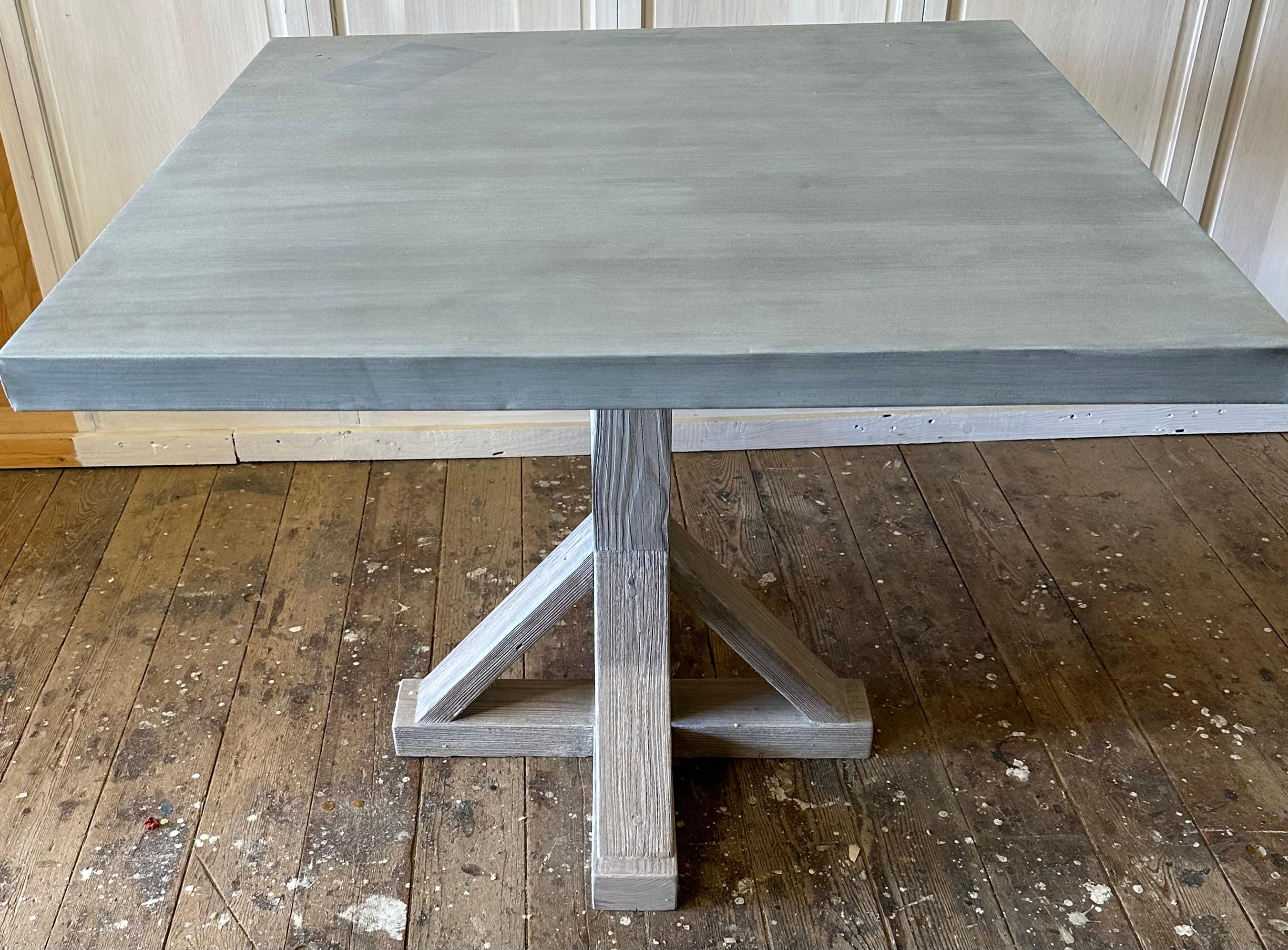 Table de salle à manger carrée en zinc Bon état - En vente à Sheffield, MA