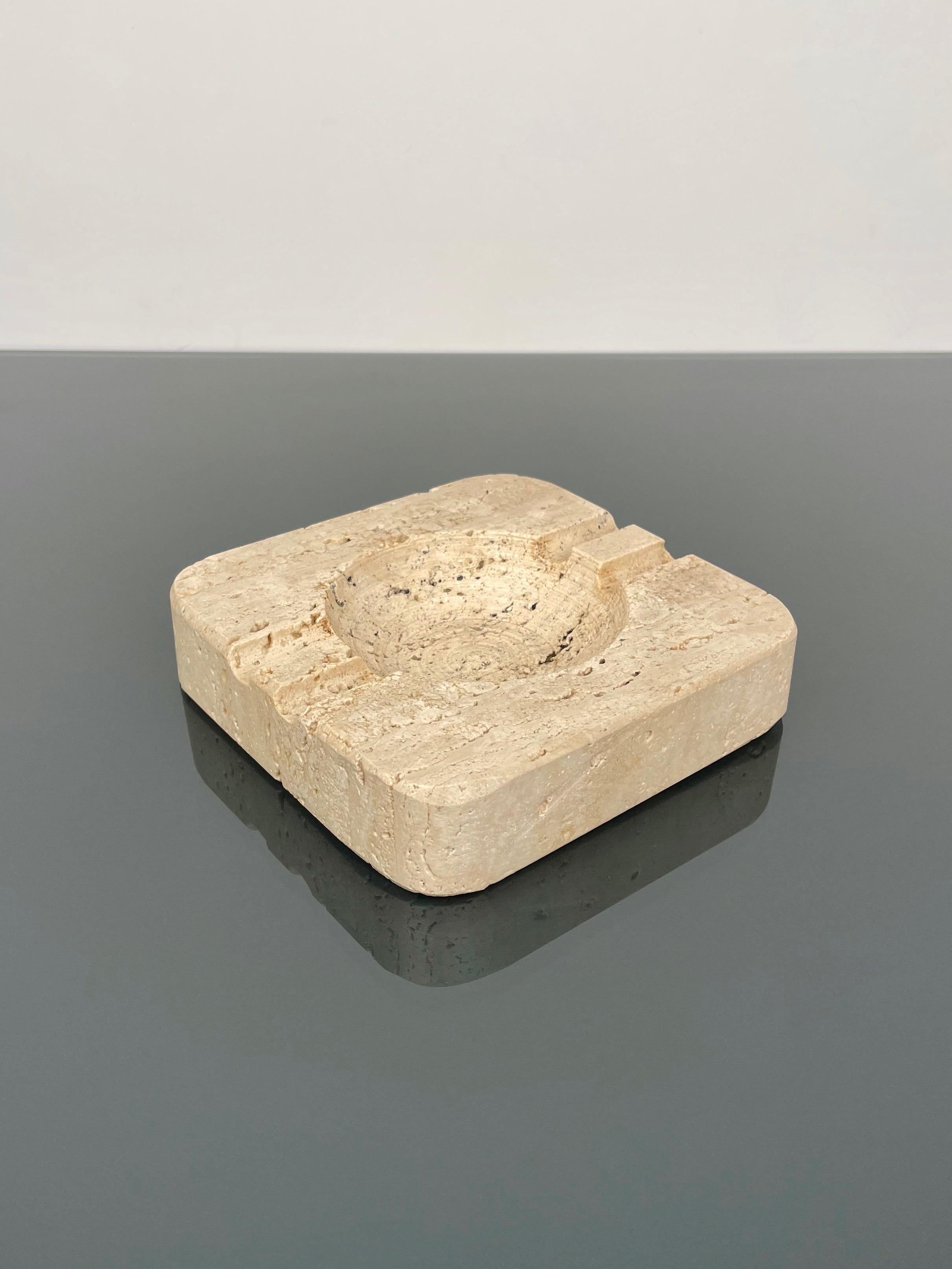 Cendrier carré en marbre travertin attribué à Fratelli Mannelli. 

Fabriqué en Italie dans les années 1970.