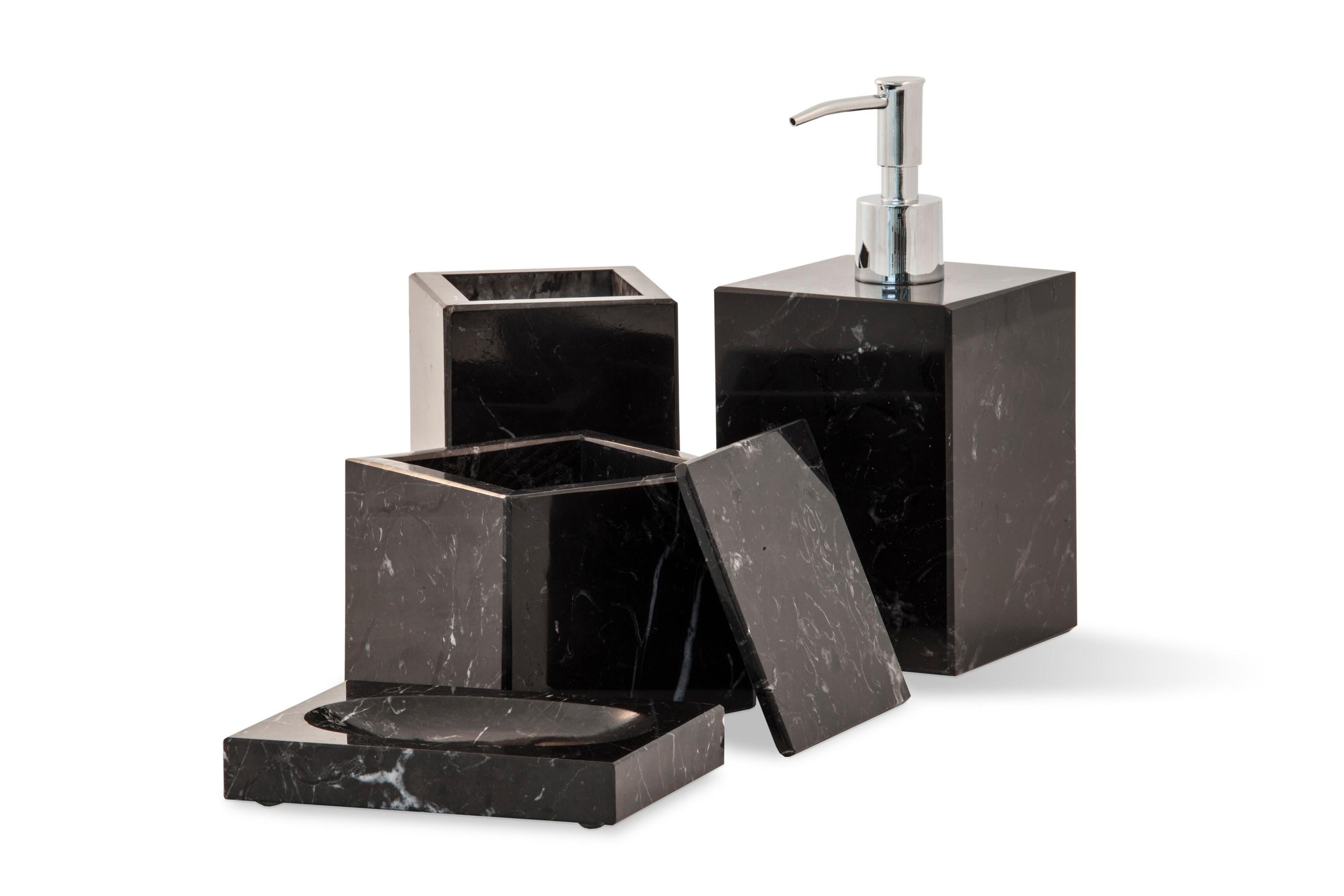 Handgefertigte quadratische Schachtel aus schwarzem Marquina-Marmor mit Deckel (Italienisch) im Angebot