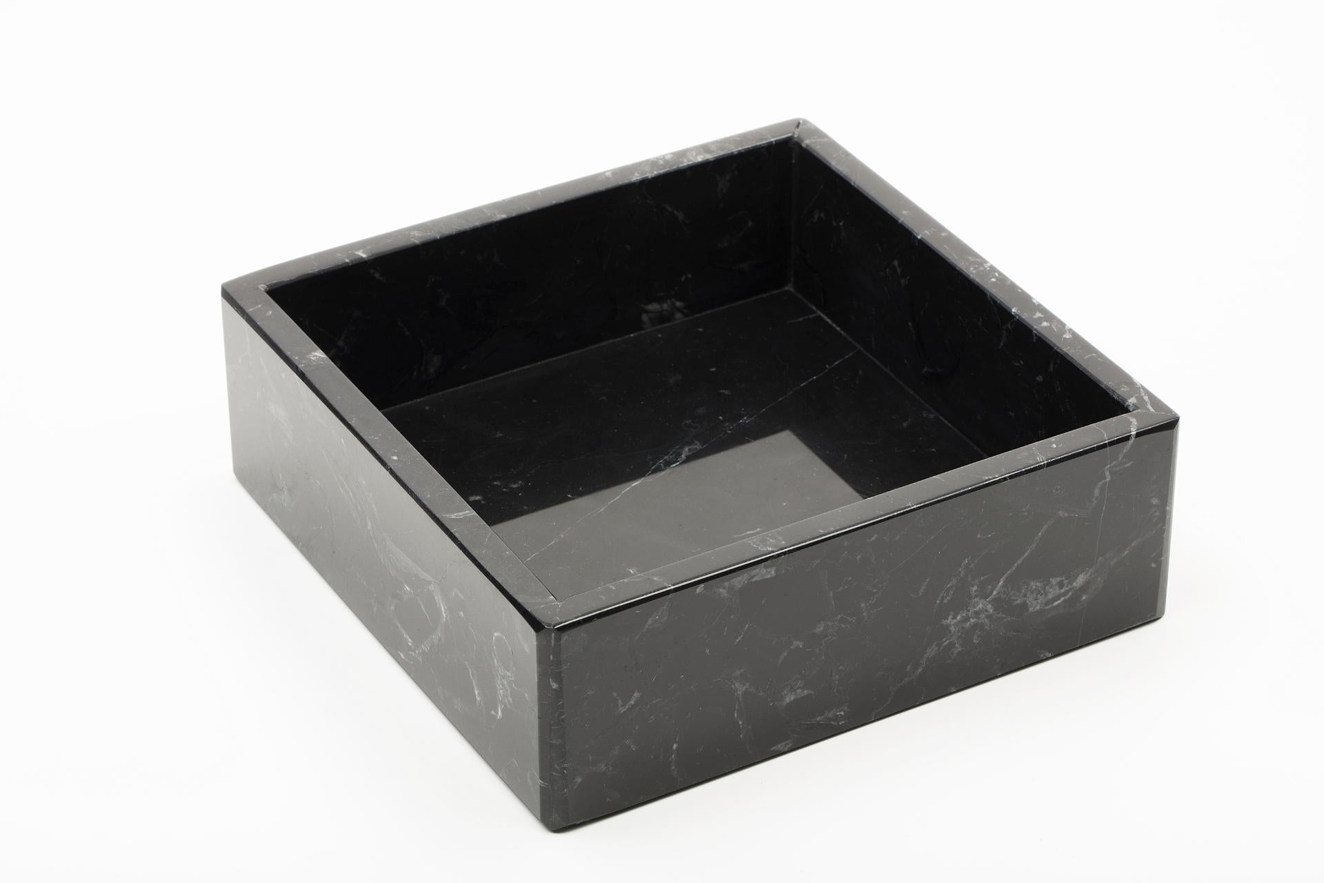 Quadratische Baumwollbox aus schwarzem Marquina-Marmor, ideal für Bäder in Spas, Hotels und Privathäusern. Er kann auch als Garderobenständer oder für die schöne Präsentation von Süßigkeiten und Pralinen im Wohnzimmer oder Studio verwendet werden.
