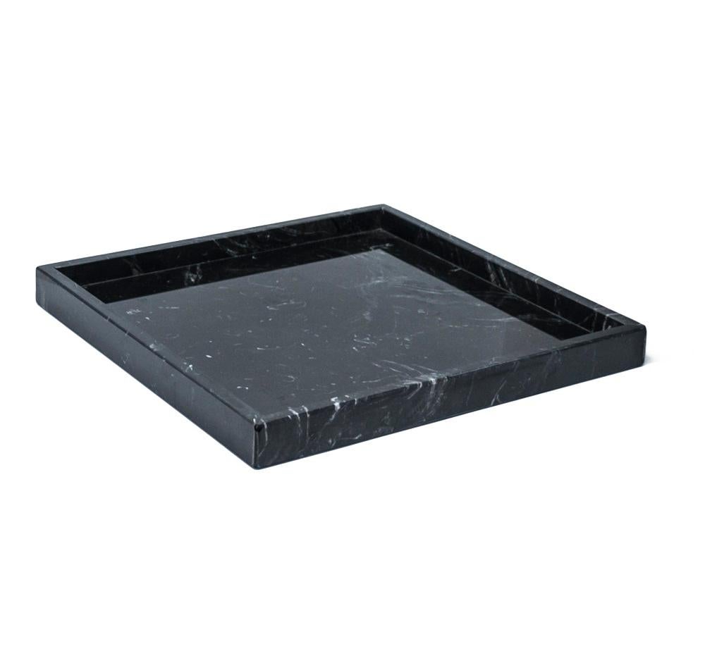 Quadratisches Tablett aus schwarzem Marquina-Marmor, ideal für den Wellnessbereich, für das Badezimmer, aber auch als Tischdekoration oder im Eingangsbereich als Garderobenständer. Jedes Stück ist ein Unikat (jeder Marmorblock hat eine andere