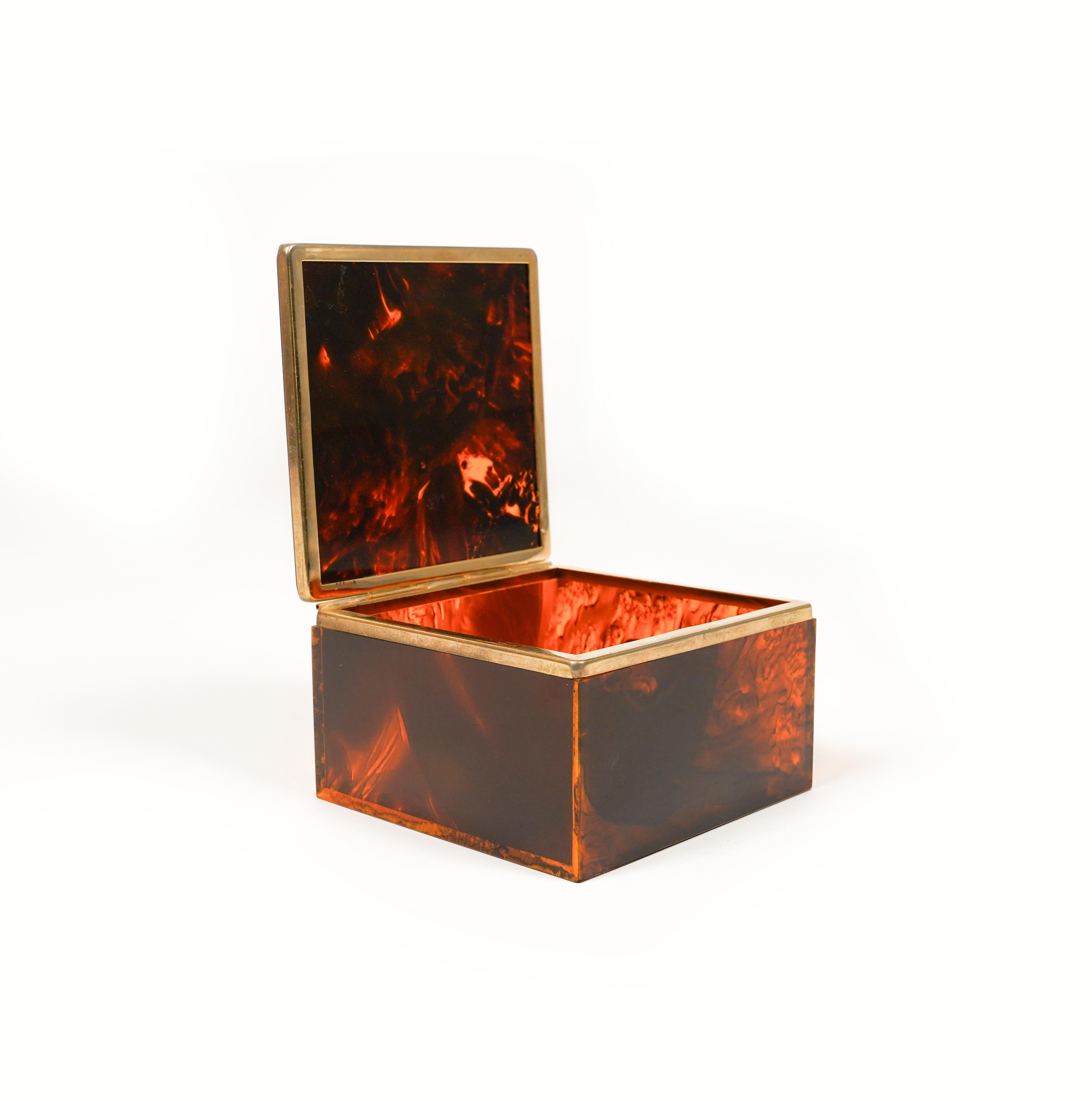 Midcentury amazing squared decorative jewelry box in tortoiseshell-effect lucite in Christian Dior style.

Made in Italy in the 1980s.

Perfect desk object or gift idea.