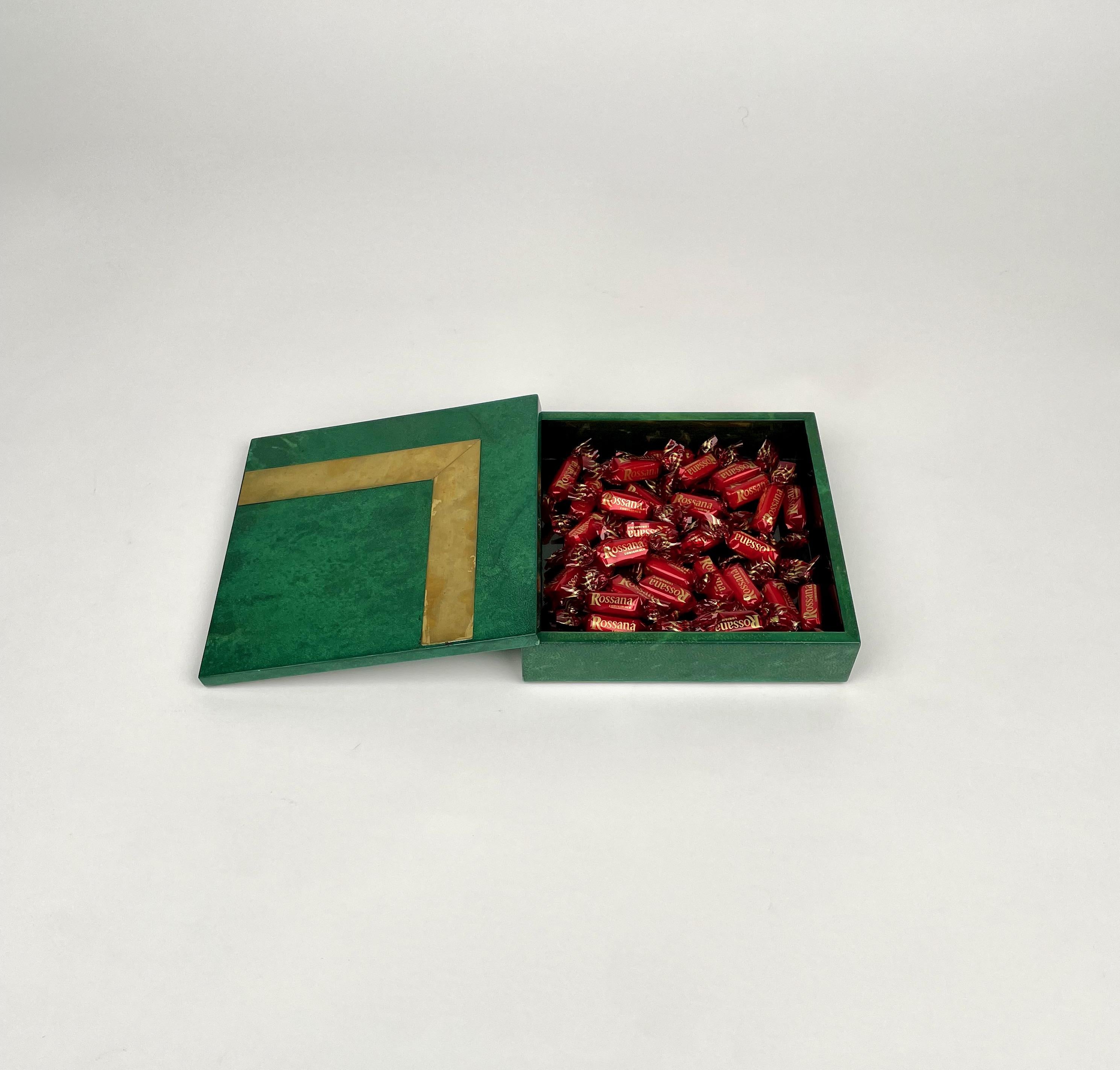 Quadratische Schachtel aus grünem Ziegenleder und Messing, Aldo Tura zugeschrieben, Italien, 1960er Jahre im Angebot 2