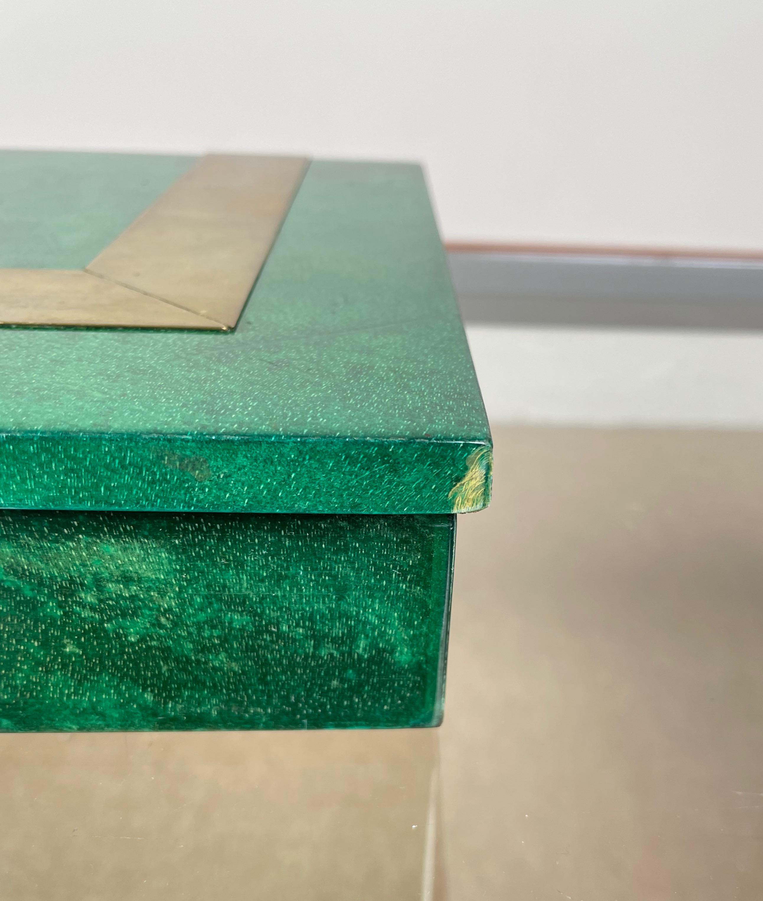 Quadratische Schachtel aus grünem Ziegenleder und Messing, Aldo Tura zugeschrieben, Italien, 1960er Jahre im Angebot 3