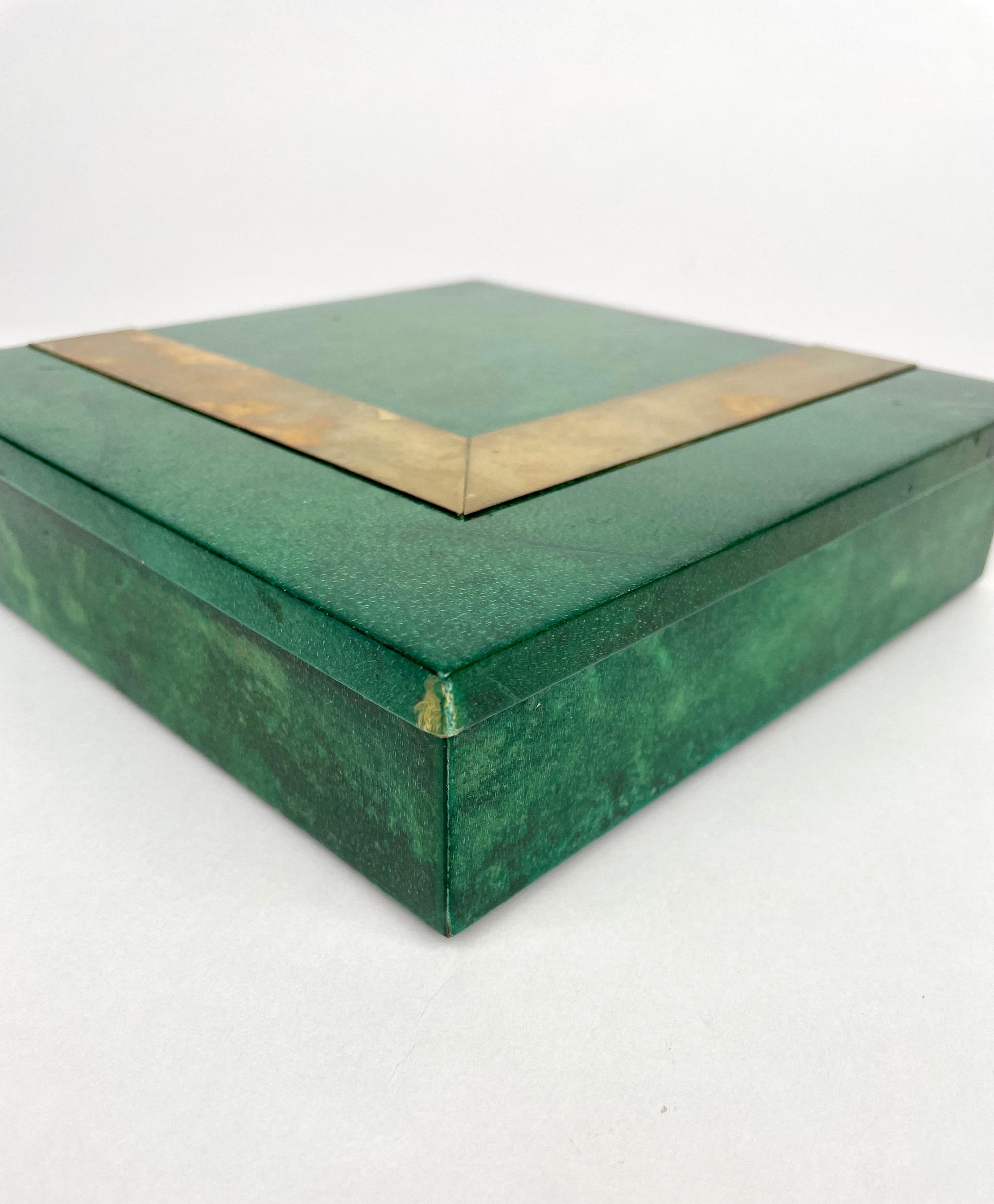 Quadratische Schachtel aus grünem Ziegenleder und Messing, Aldo Tura zugeschrieben, Italien, 1960er Jahre im Angebot 4