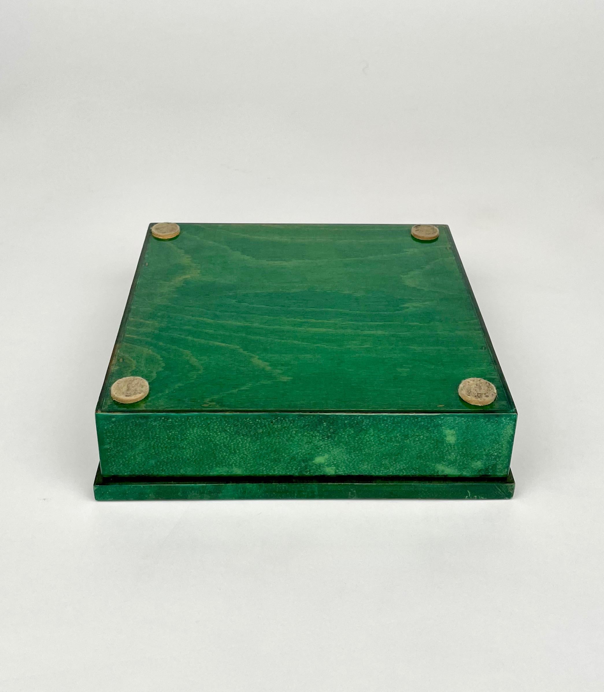Quadratische Schachtel aus grünem Ziegenleder und Messing, Aldo Tura zugeschrieben, Italien, 1960er Jahre im Angebot 5