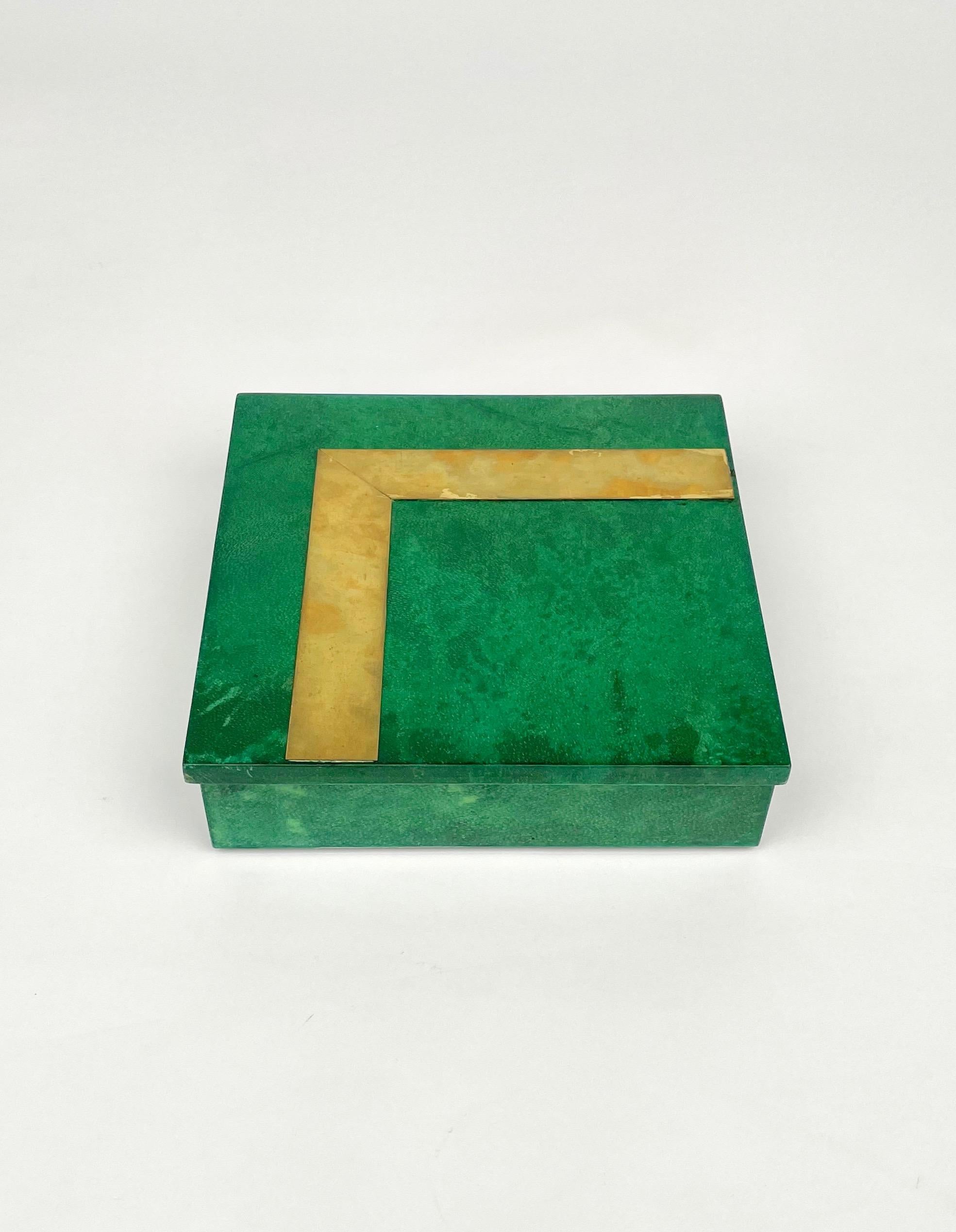 Quadratische Schachtel aus grünem Ziegenleder mit Messingdetails, die dem italienischen Designer Aldo Tura zugeschrieben wird.

Hergestellt in Italien in den 1960er Jahren.