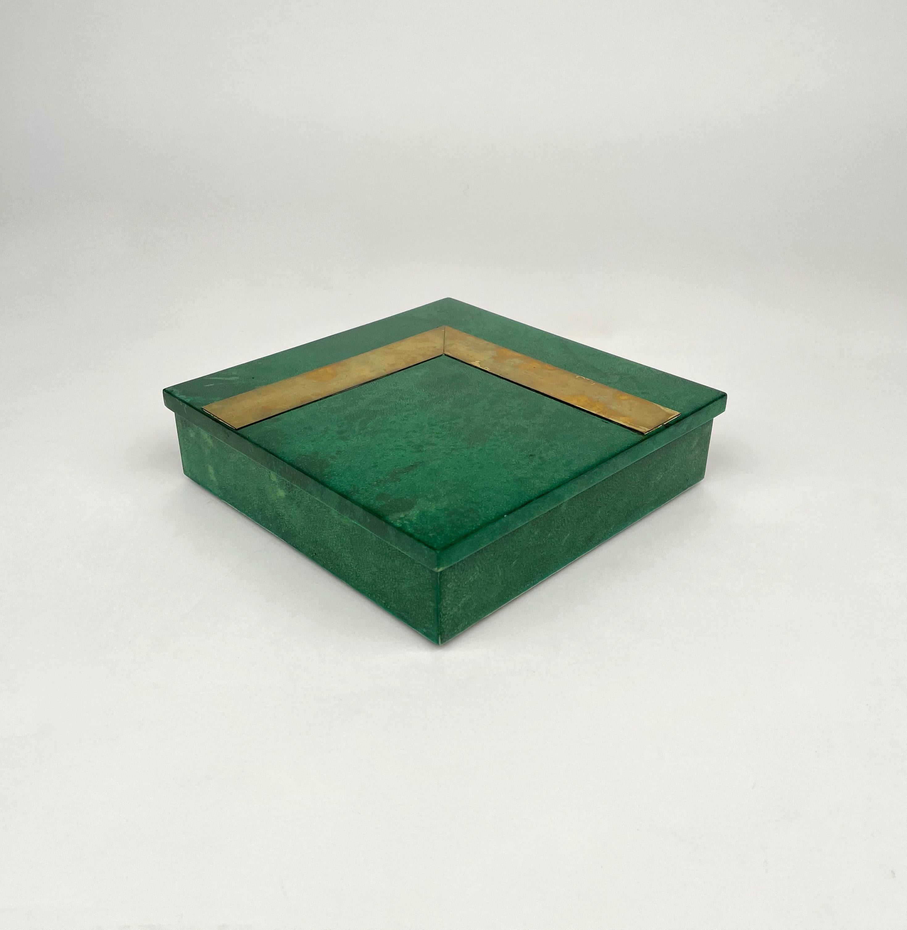 Quadratische Schachtel aus grünem Ziegenleder und Messing, Aldo Tura zugeschrieben, Italien, 1960er Jahre (Moderne der Mitte des Jahrhunderts) im Angebot