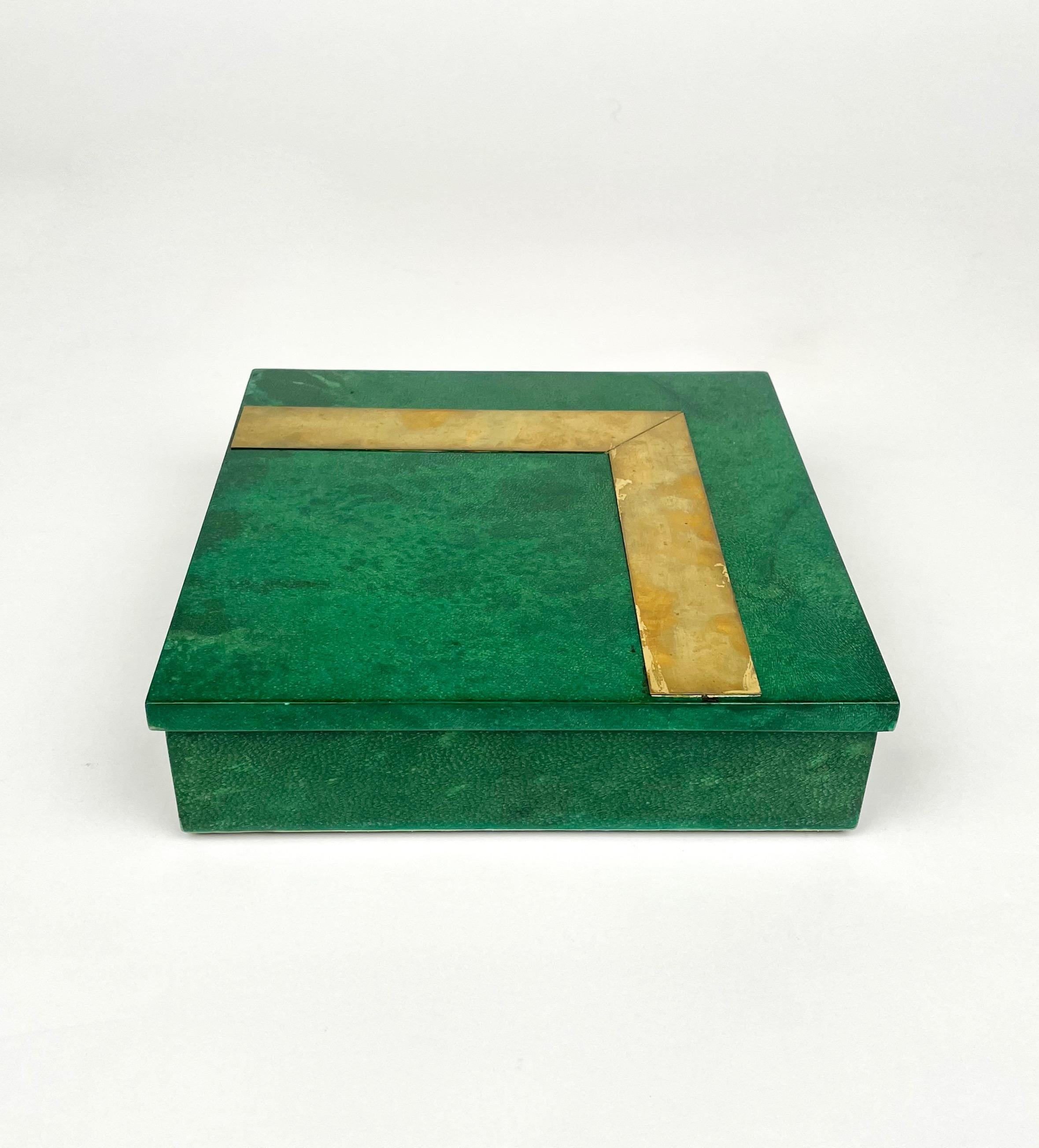 Quadratische Schachtel aus grünem Ziegenleder und Messing, Aldo Tura zugeschrieben, Italien, 1960er Jahre (Italienisch) im Angebot