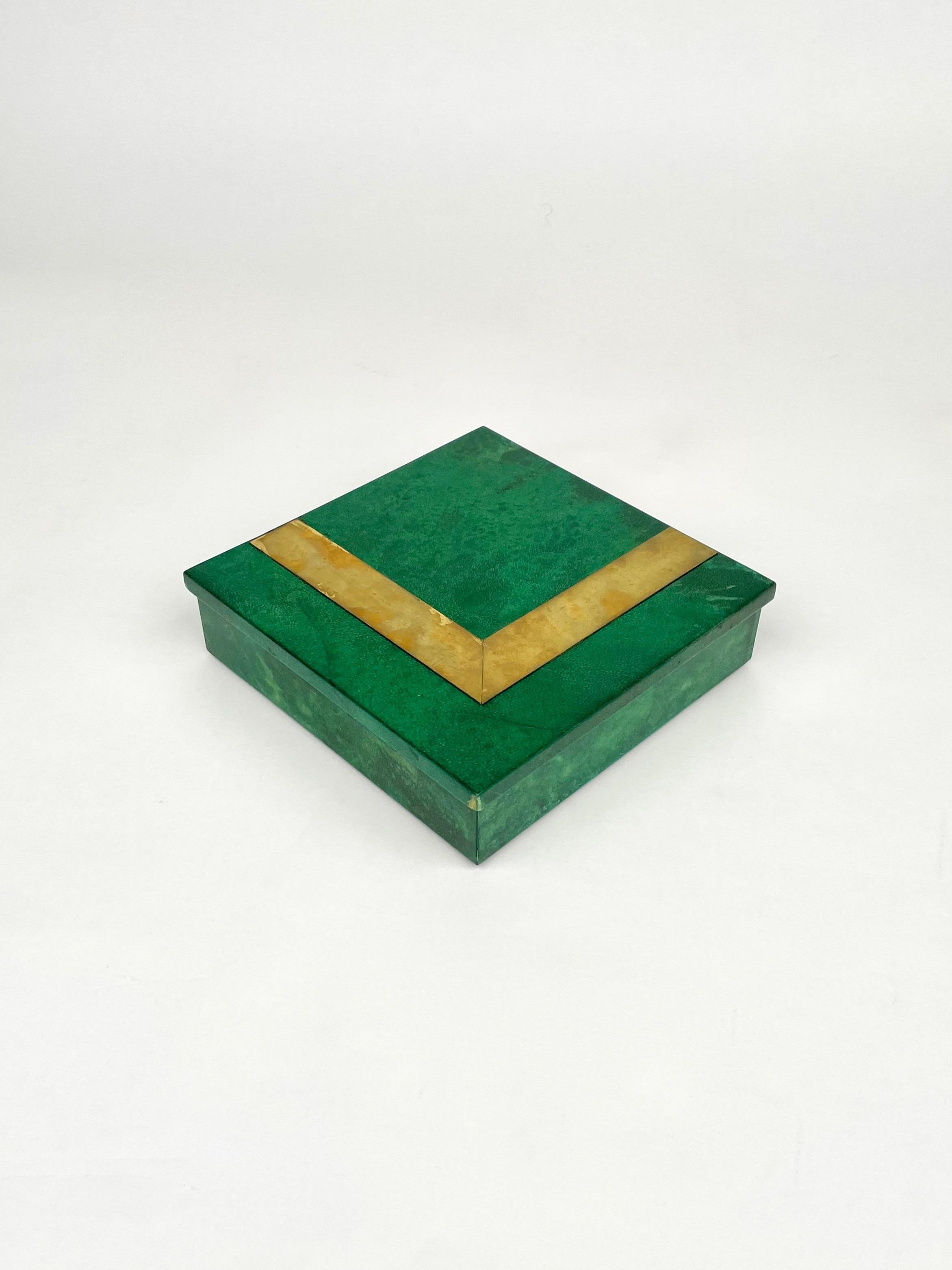 Quadratische Schachtel aus grünem Ziegenleder und Messing, Aldo Tura zugeschrieben, Italien, 1960er Jahre (Mitte des 20. Jahrhunderts) im Angebot