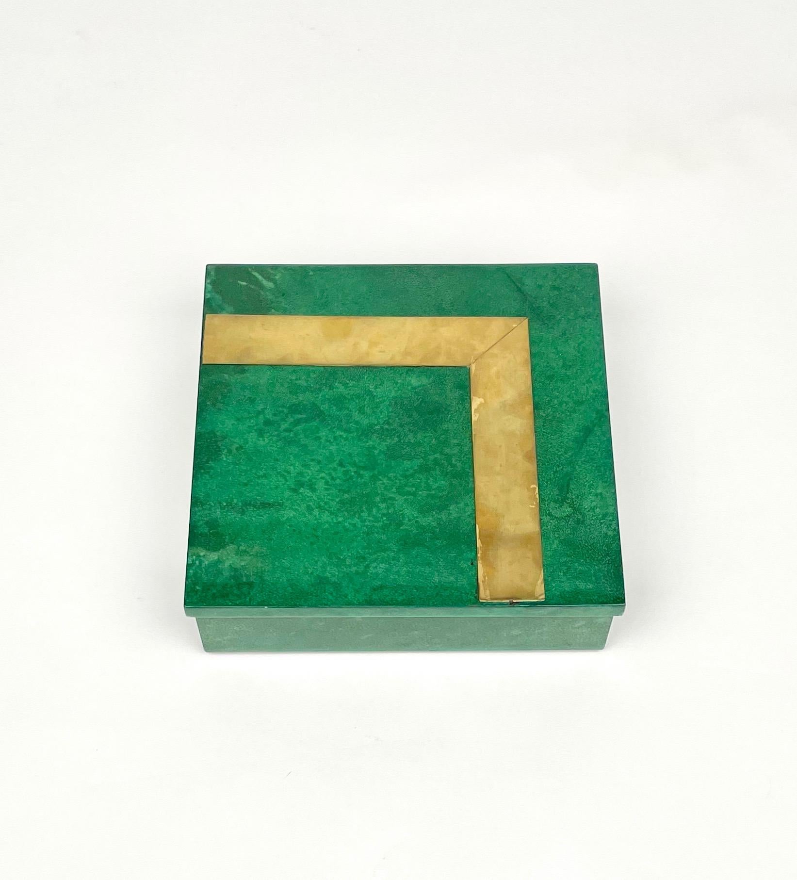 Quadratische Schachtel aus grünem Ziegenleder und Messing, Aldo Tura zugeschrieben, Italien, 1960er Jahre (Metall) im Angebot
