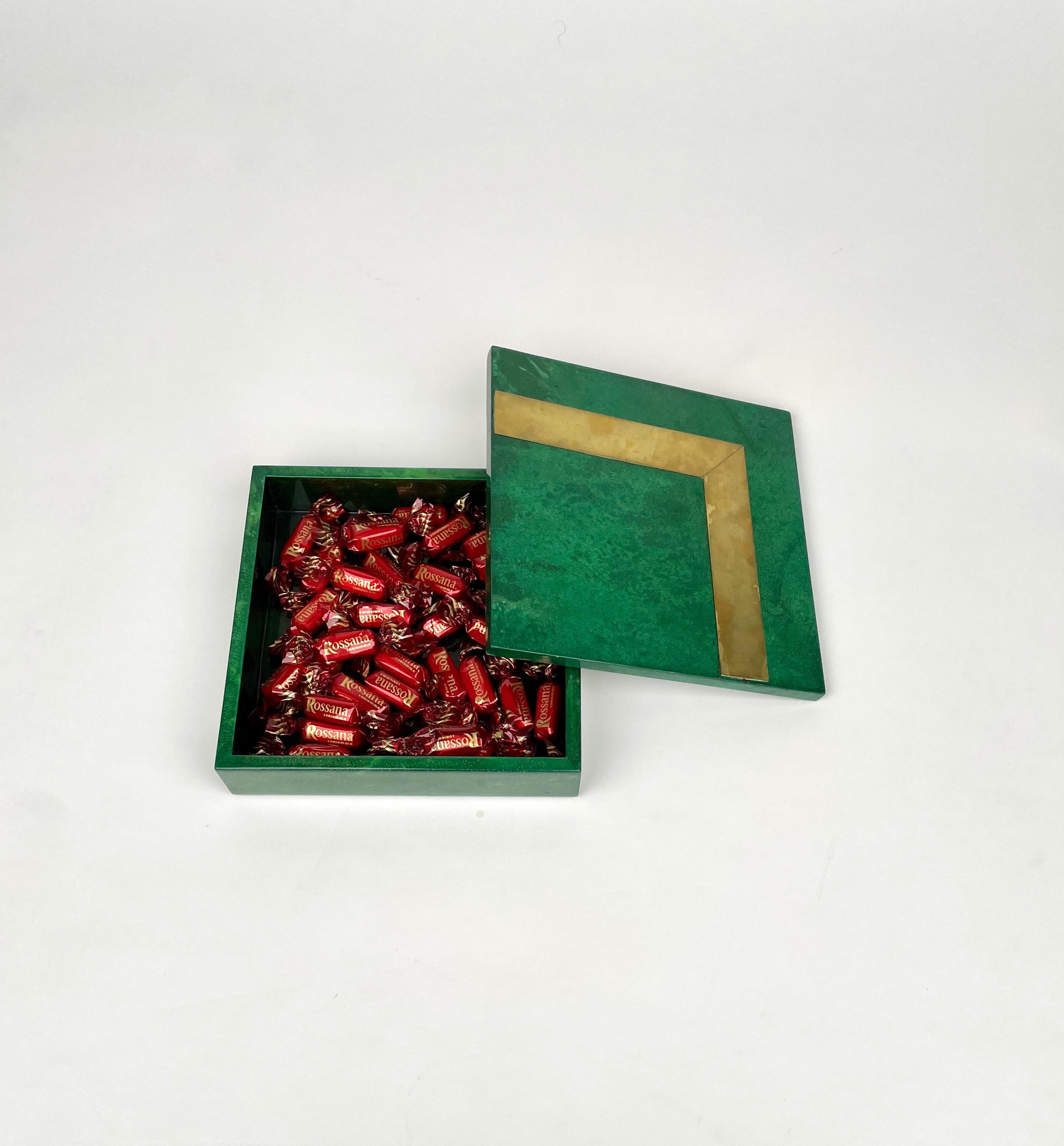 Quadratische Schachtel aus grünem Ziegenleder und Messing, Aldo Tura zugeschrieben, Italien, 1960er Jahre im Angebot 1