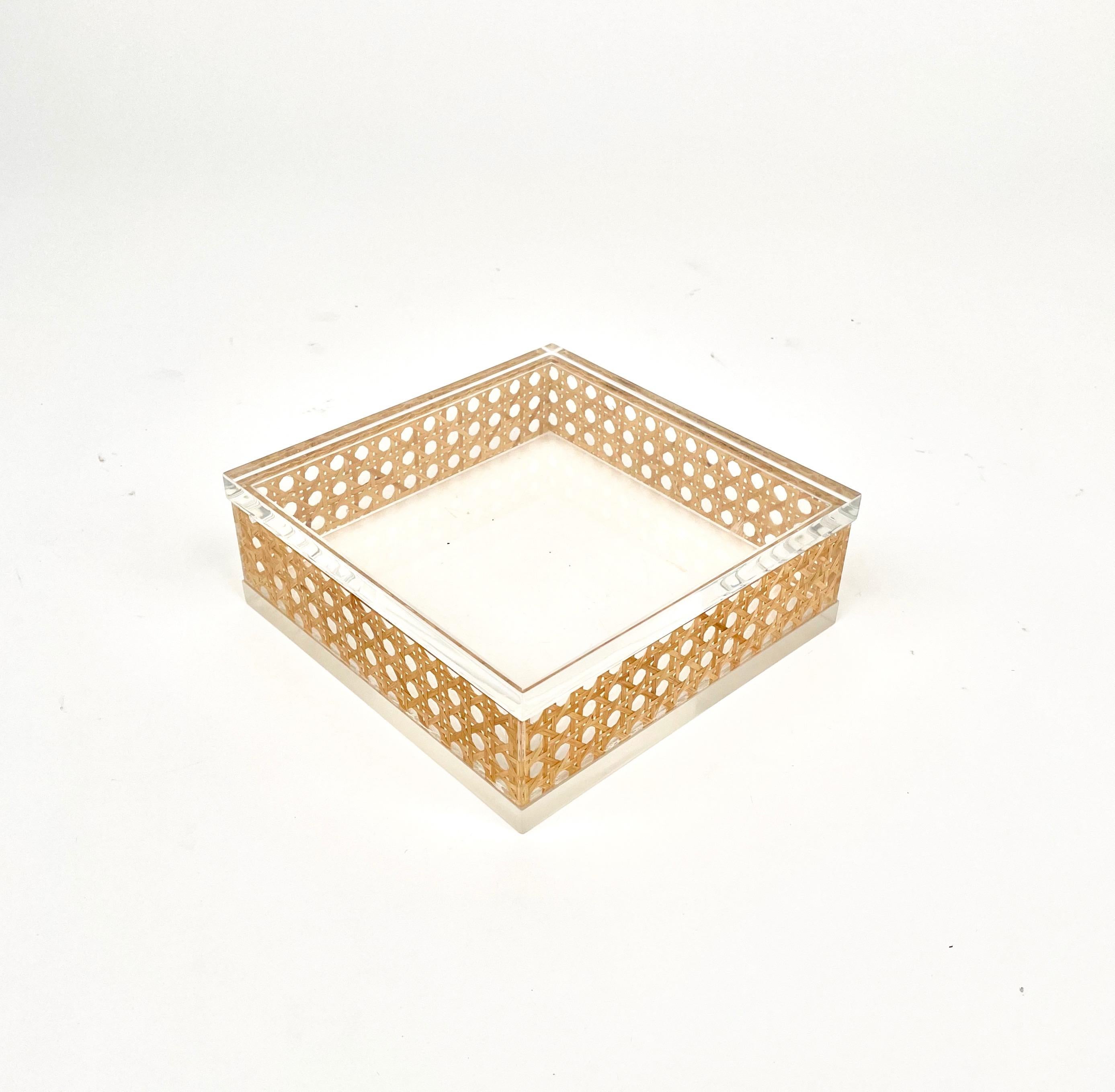 Amazing squared box in lucite and rattan in the style of Christian Dior Home.

Made in Italy in the 1970s.